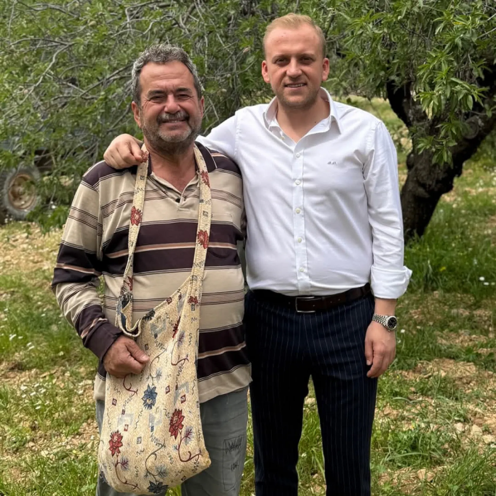 MHP Muğla İl Başkanı Burak Demirel çağla hasadında çiftçilerin yanında