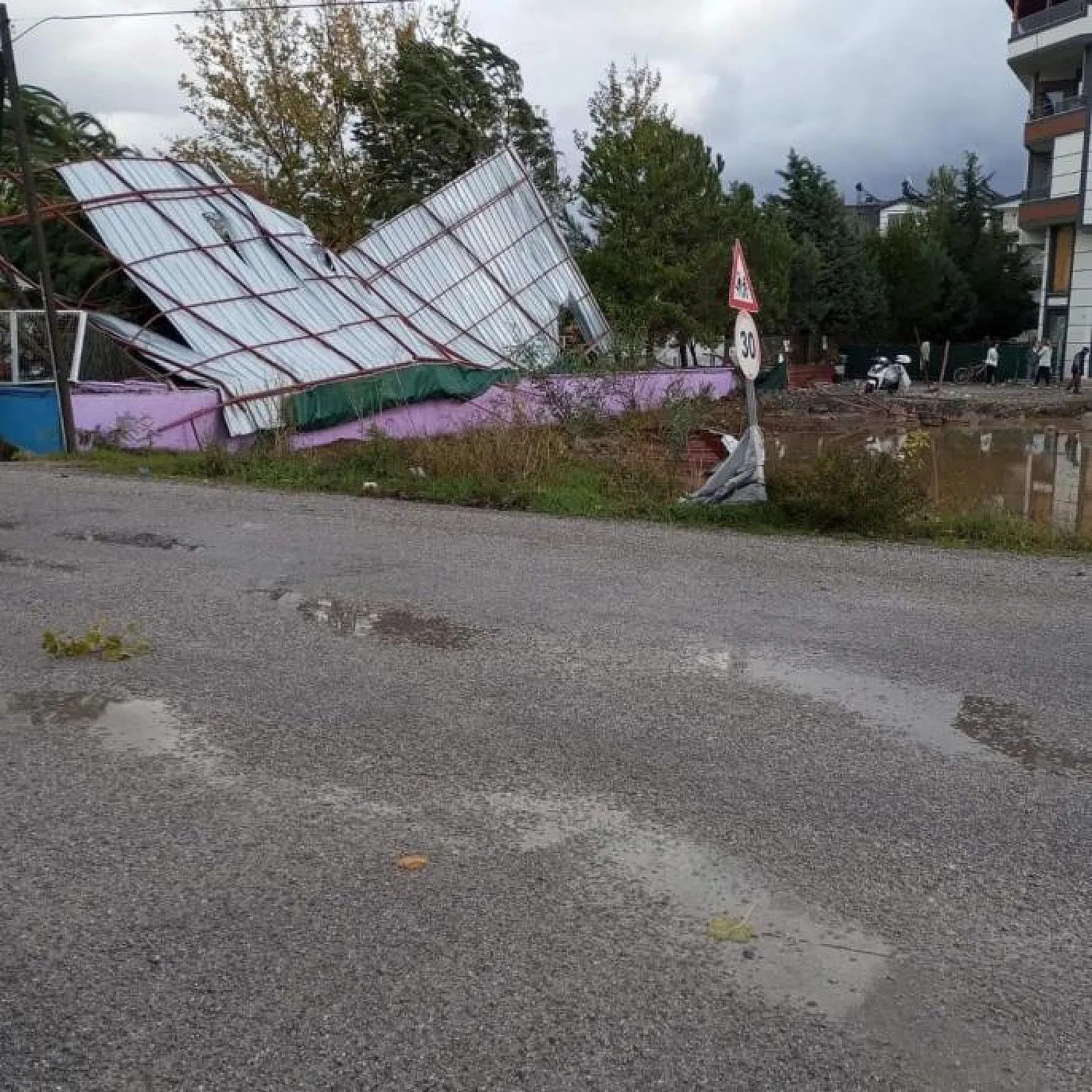 Hortum ve sağanak yağış hayatı olumsuz etkiledi