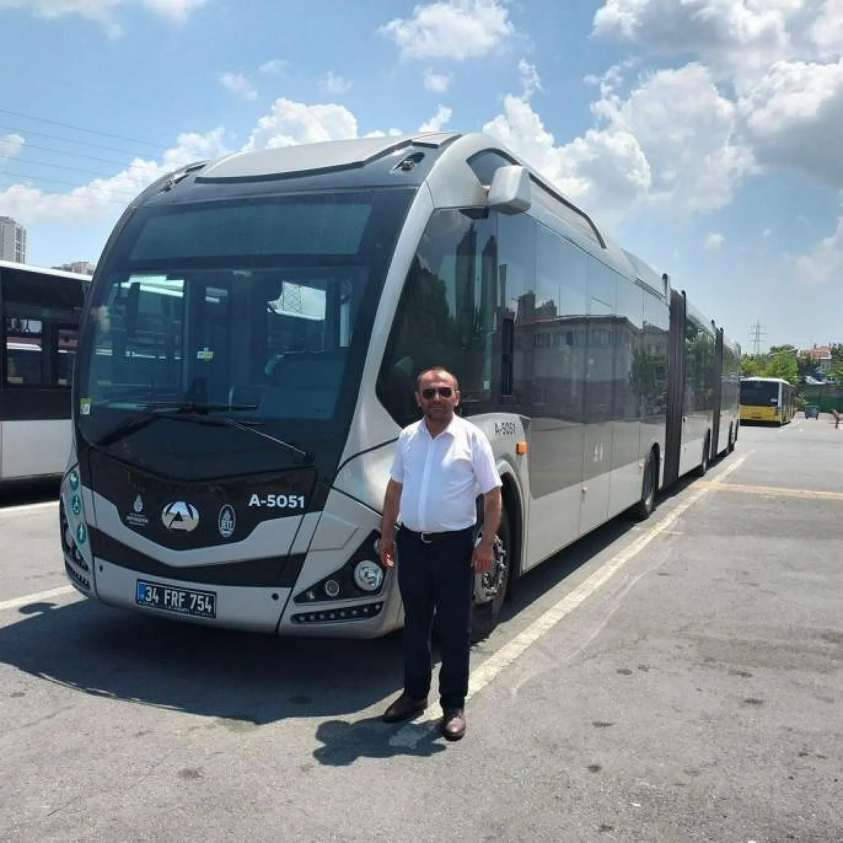 Metrobüsün çarpmasıyla yaralanan metrobüs şoförü öldü