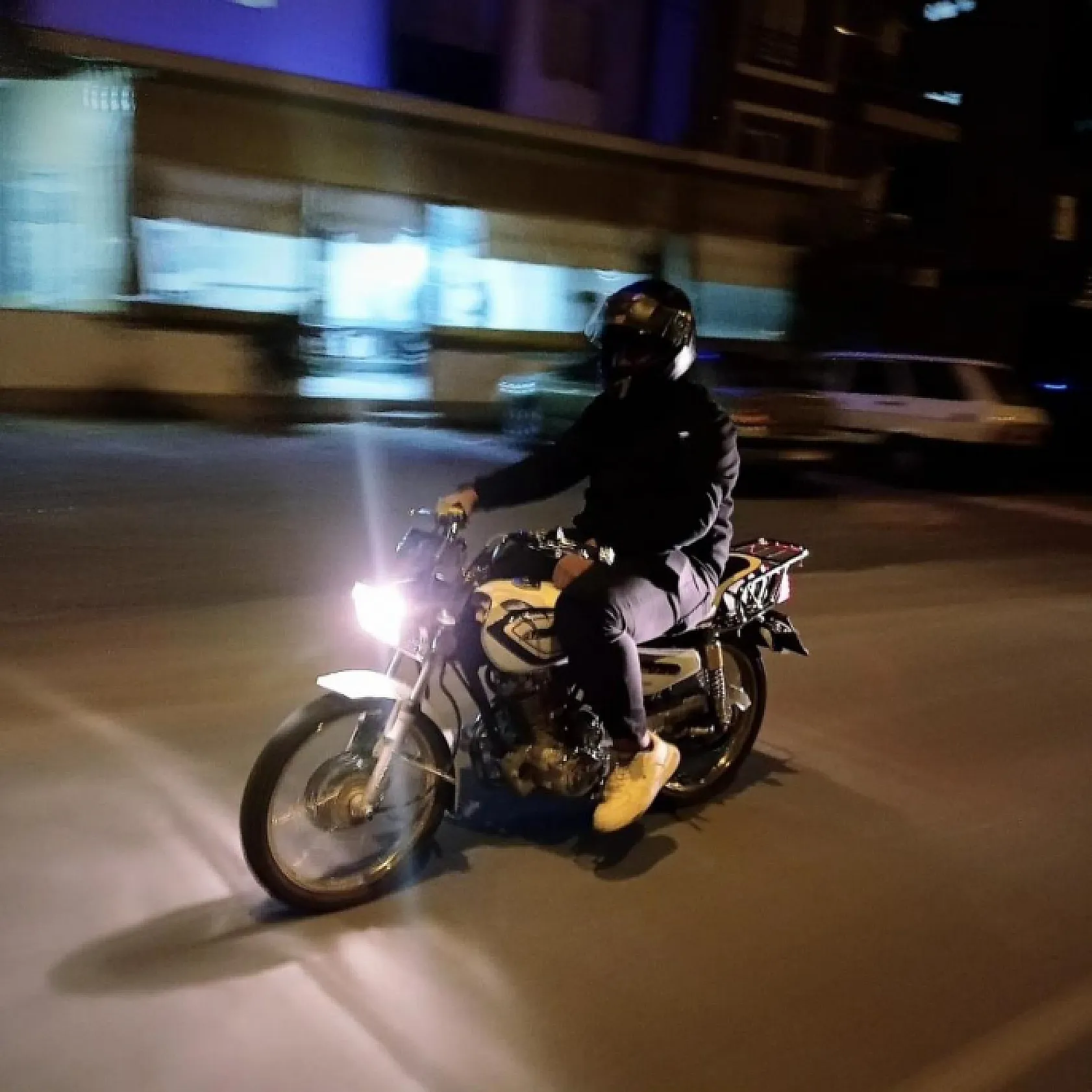 17 yaşındaki genç motosikletle direğe çarparak hayatını kaybetti