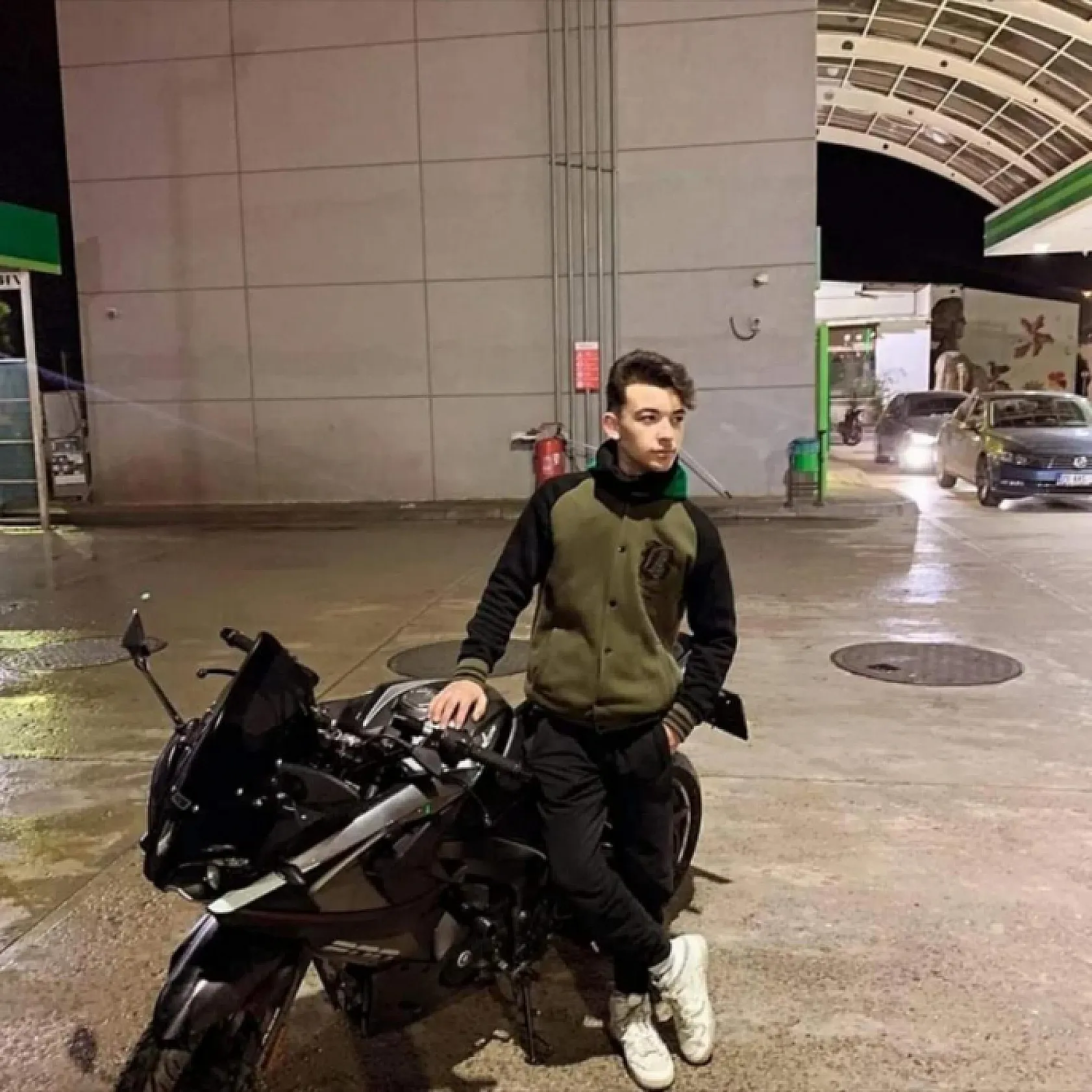 Ters şeritten gelen araç motosikletle kafa kafaya çarpıştı 1 ölü 1 yaralı