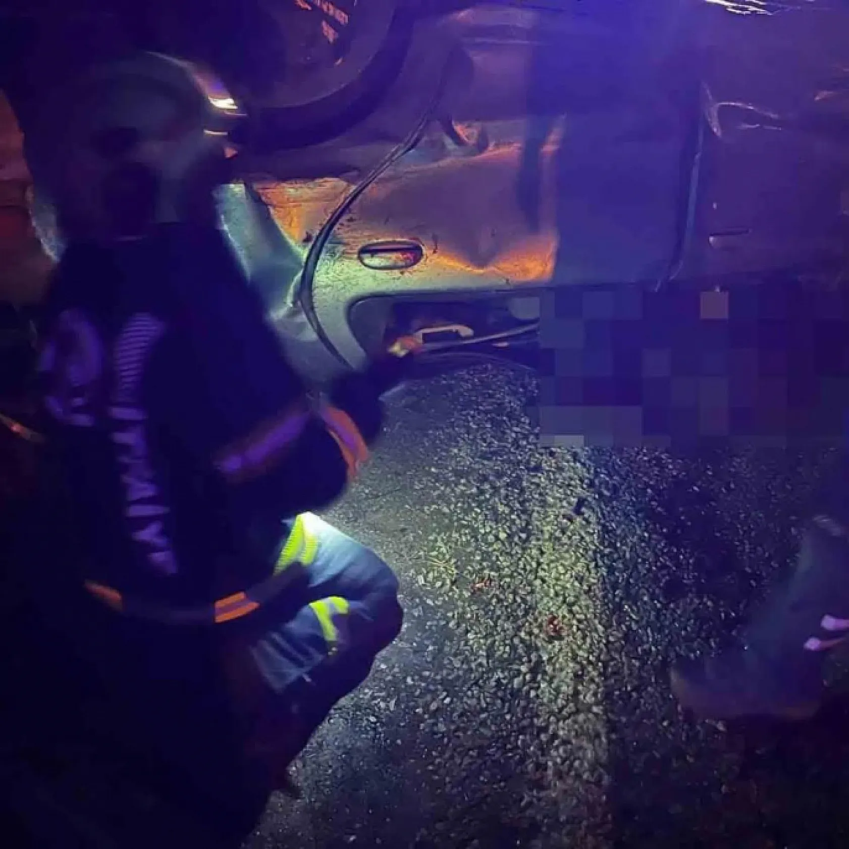 Kontrolden çıkan otomobil ağaca çarptıktan sonra şarampole devrildi 1 ölü 3 yaralı