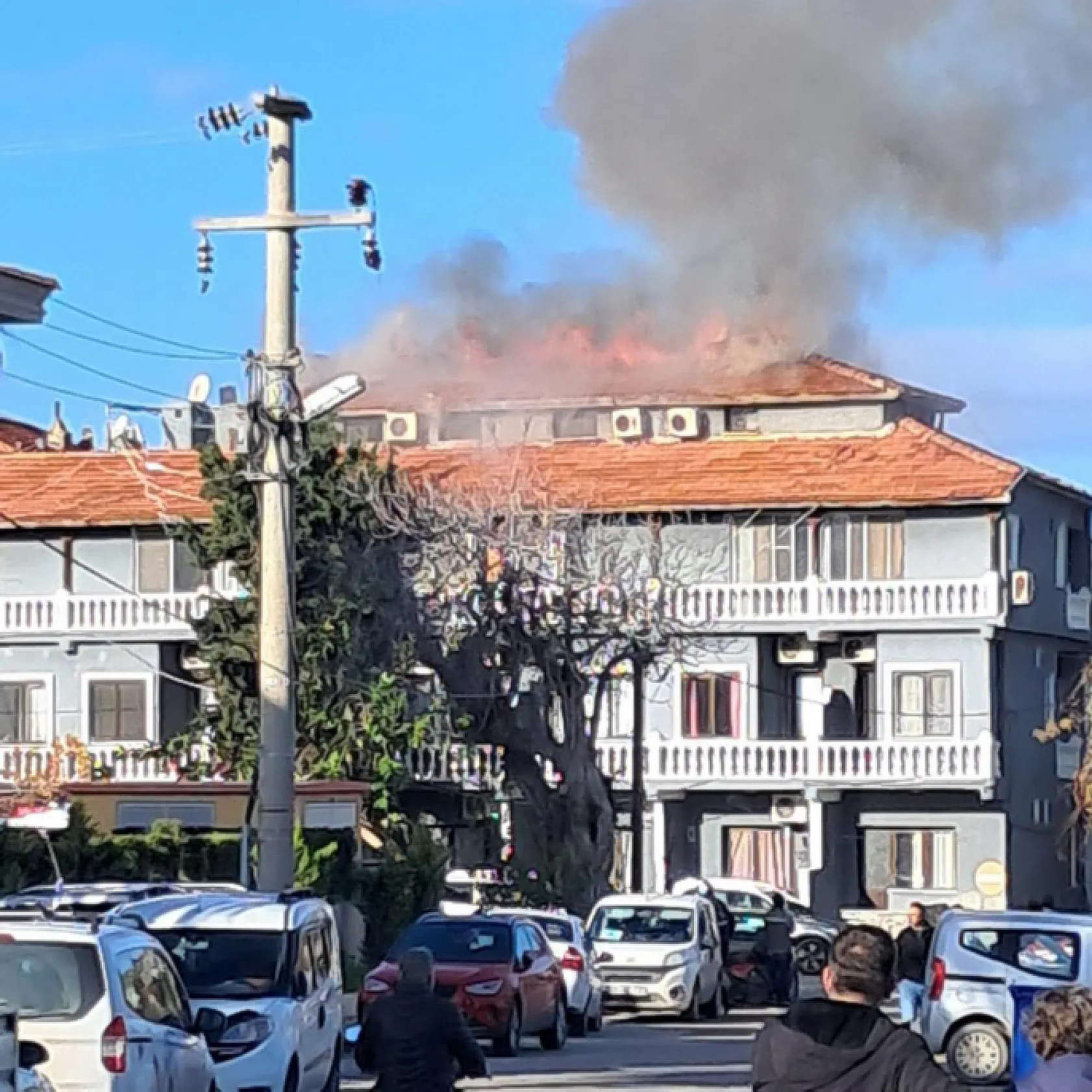 Motel yangını: Çatı alev alev yandı