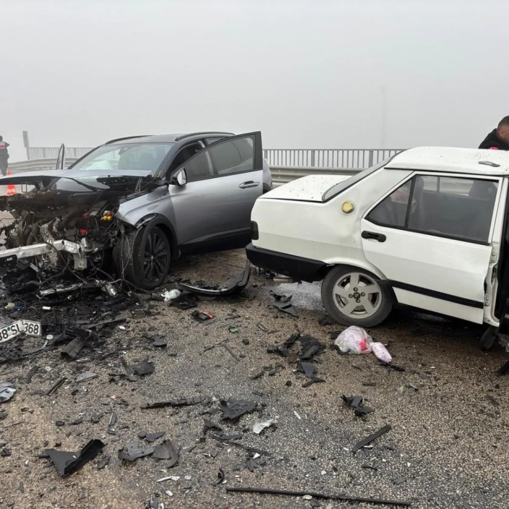 Cip ile çarpışan Fiat Tofaş kağıt gibi ezildi: 1 ölü, 2 yaralı