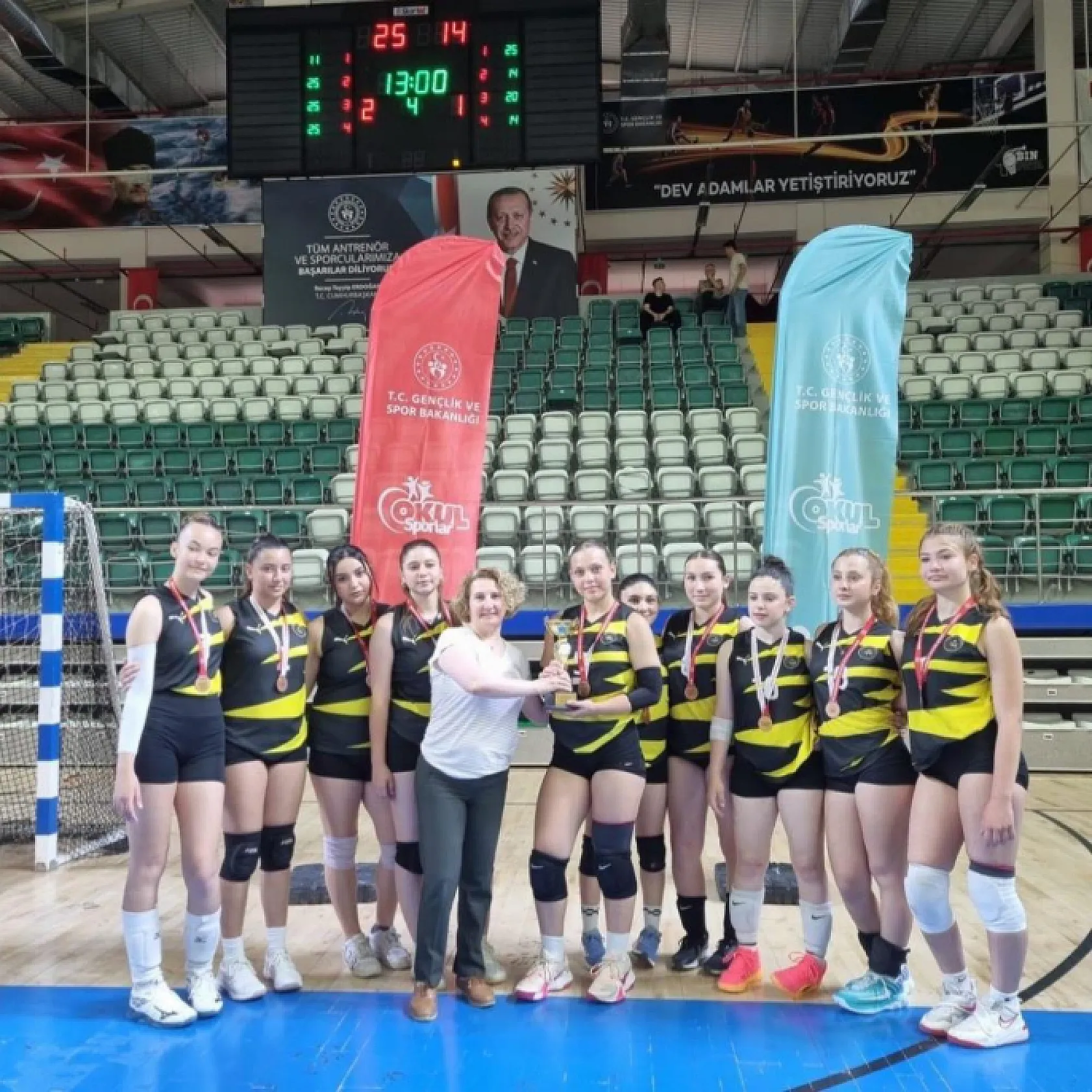 Tribünler nefesini tuttu! Muğla'da genç kızlar voleybol finali