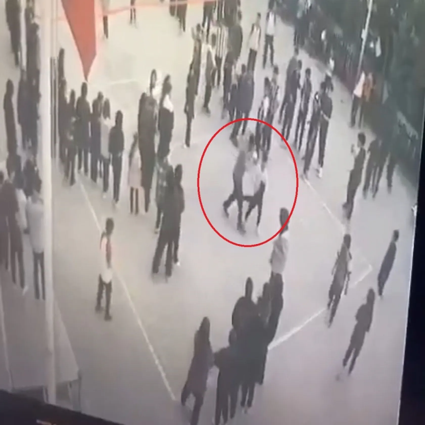 Öğretmenden öğrenciye su sıçrattın dayağı