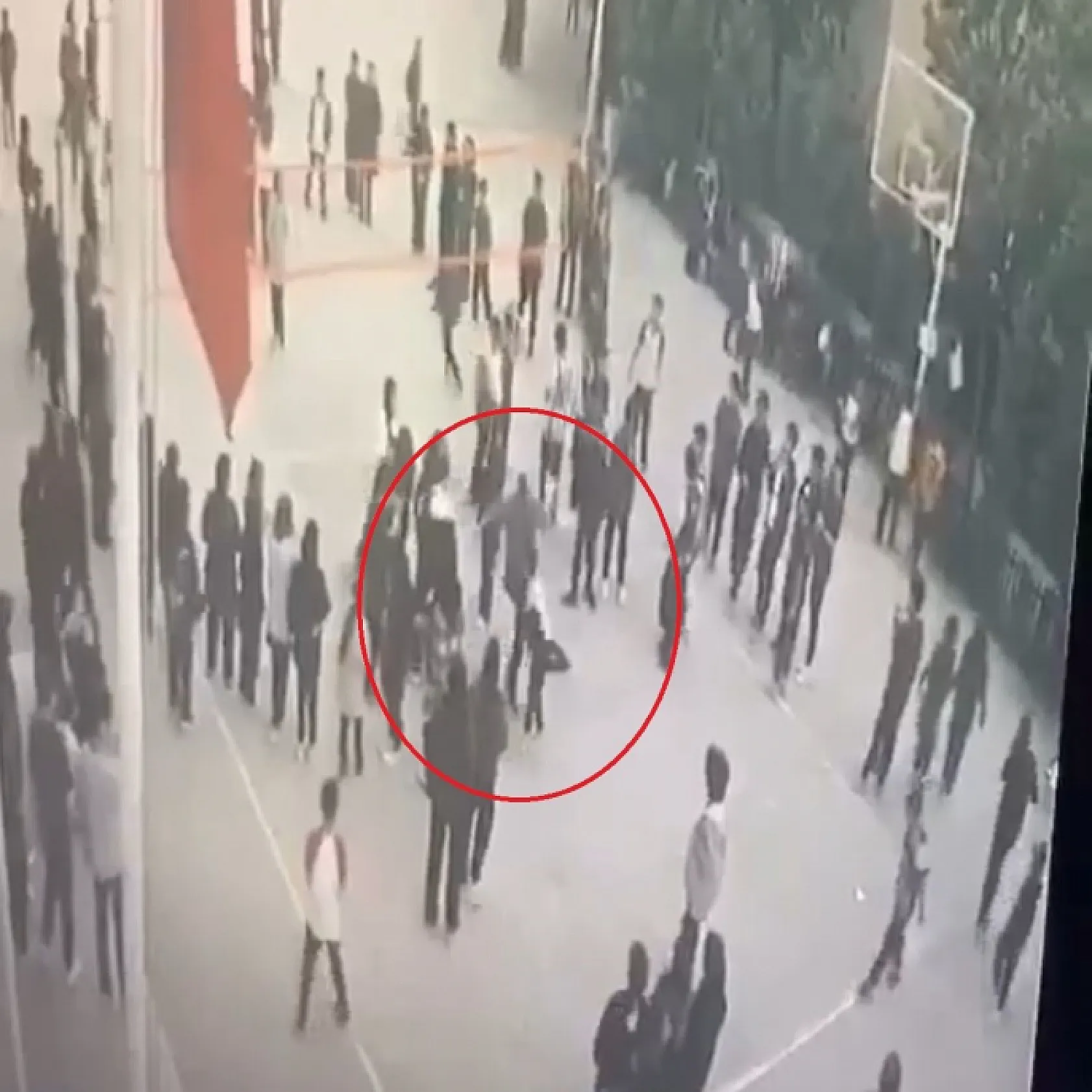 Öğretmenden öğrenciye su sıçrattın dayağı