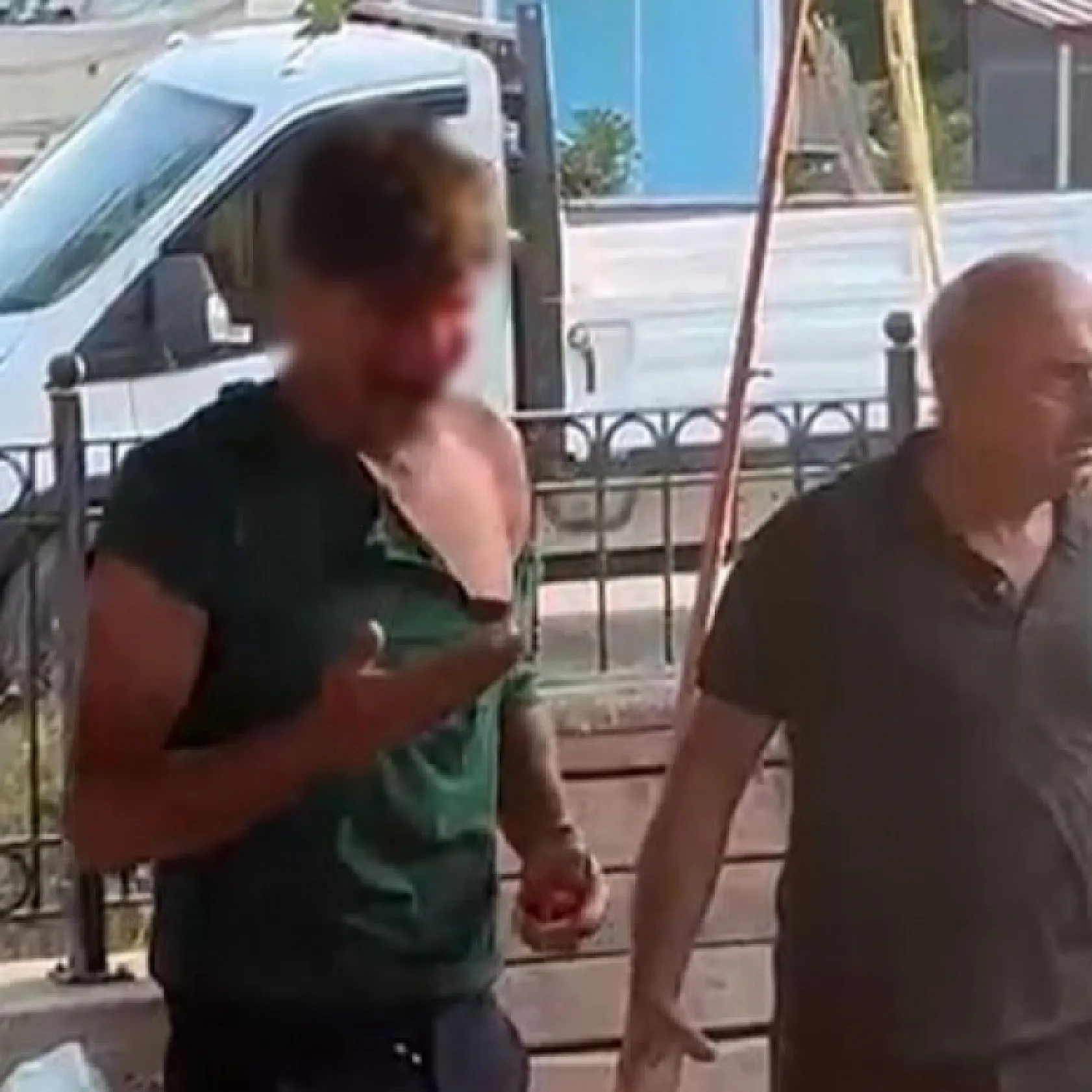 Pazar yerinde 3 kişi, bir genci tekme tokat dövdü
