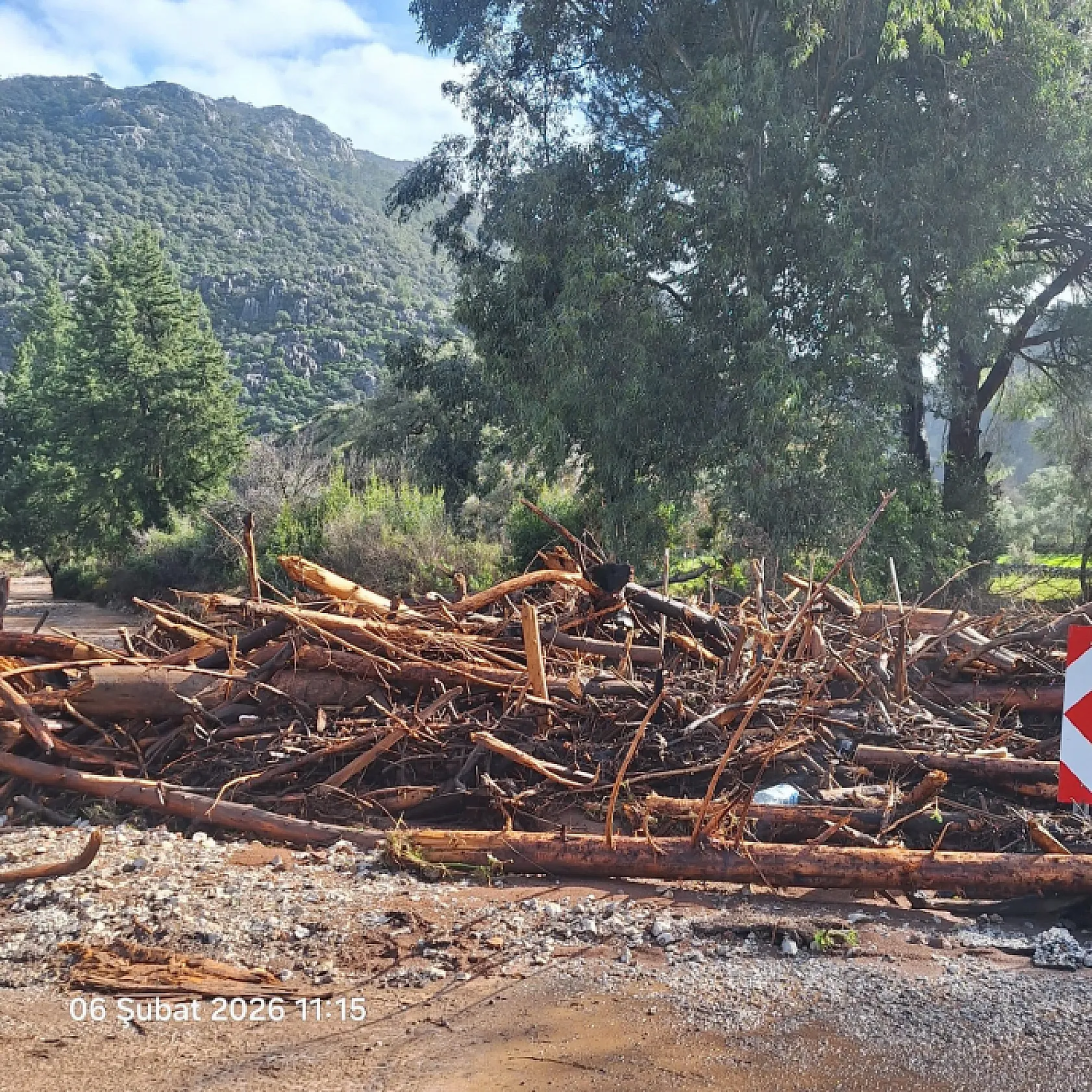 Marmaris'te sağanak yağışın izleri gün ağarınca ortaya çıktı