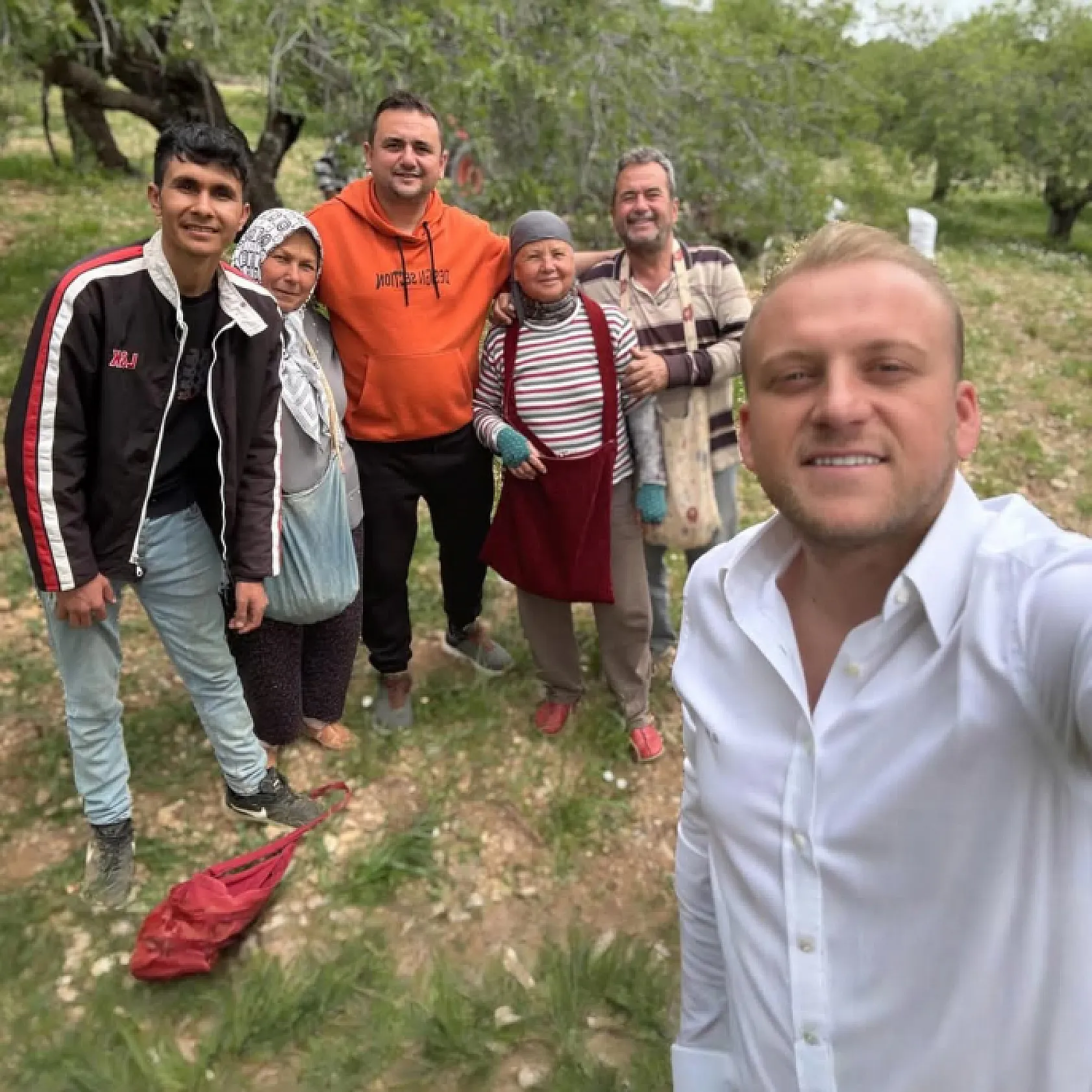 MHP Muğla İl Başkanı Burak Demirel çağla hasadında çiftçilerin yanında