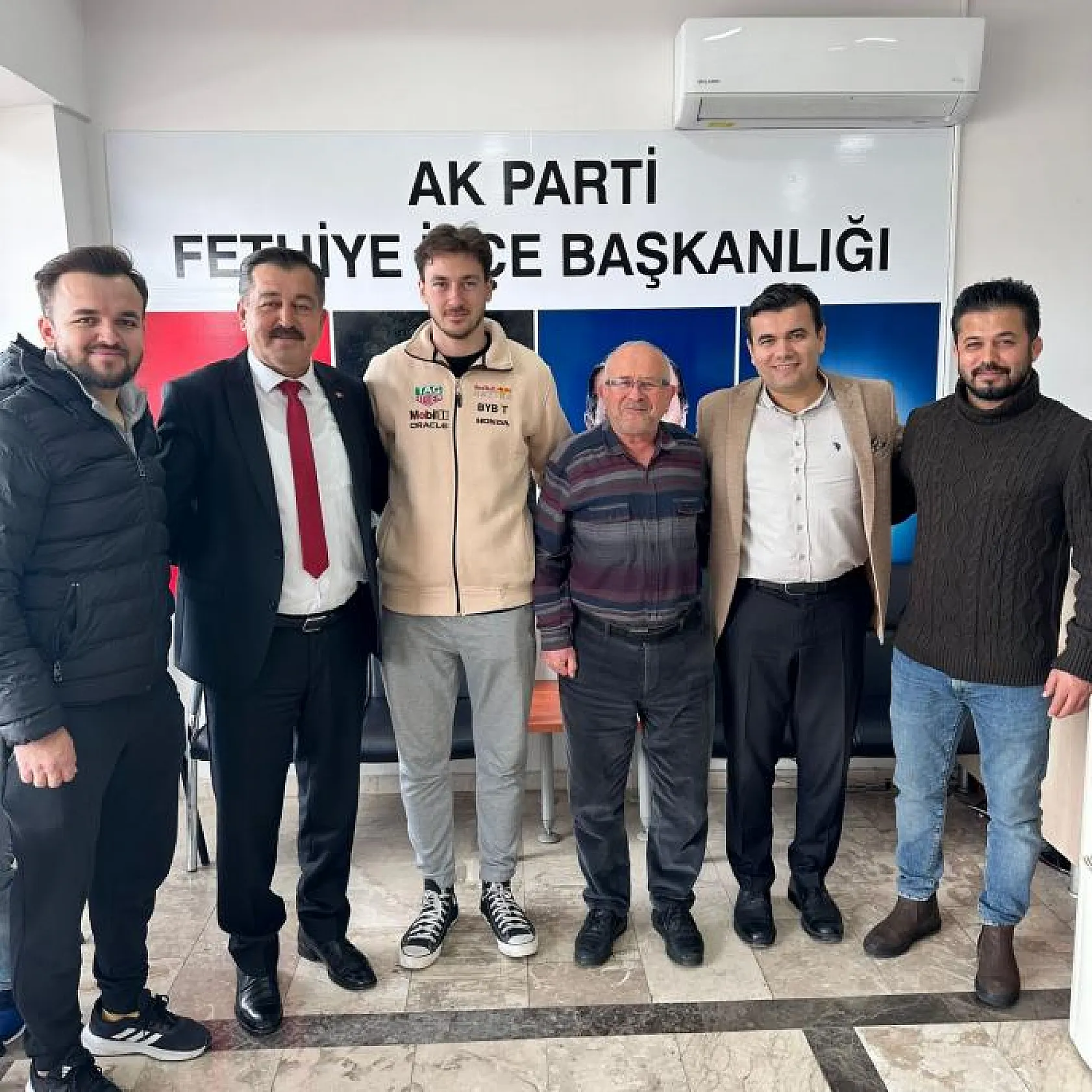 Aday adayı Yiğit, vatandaşlarla bir arada