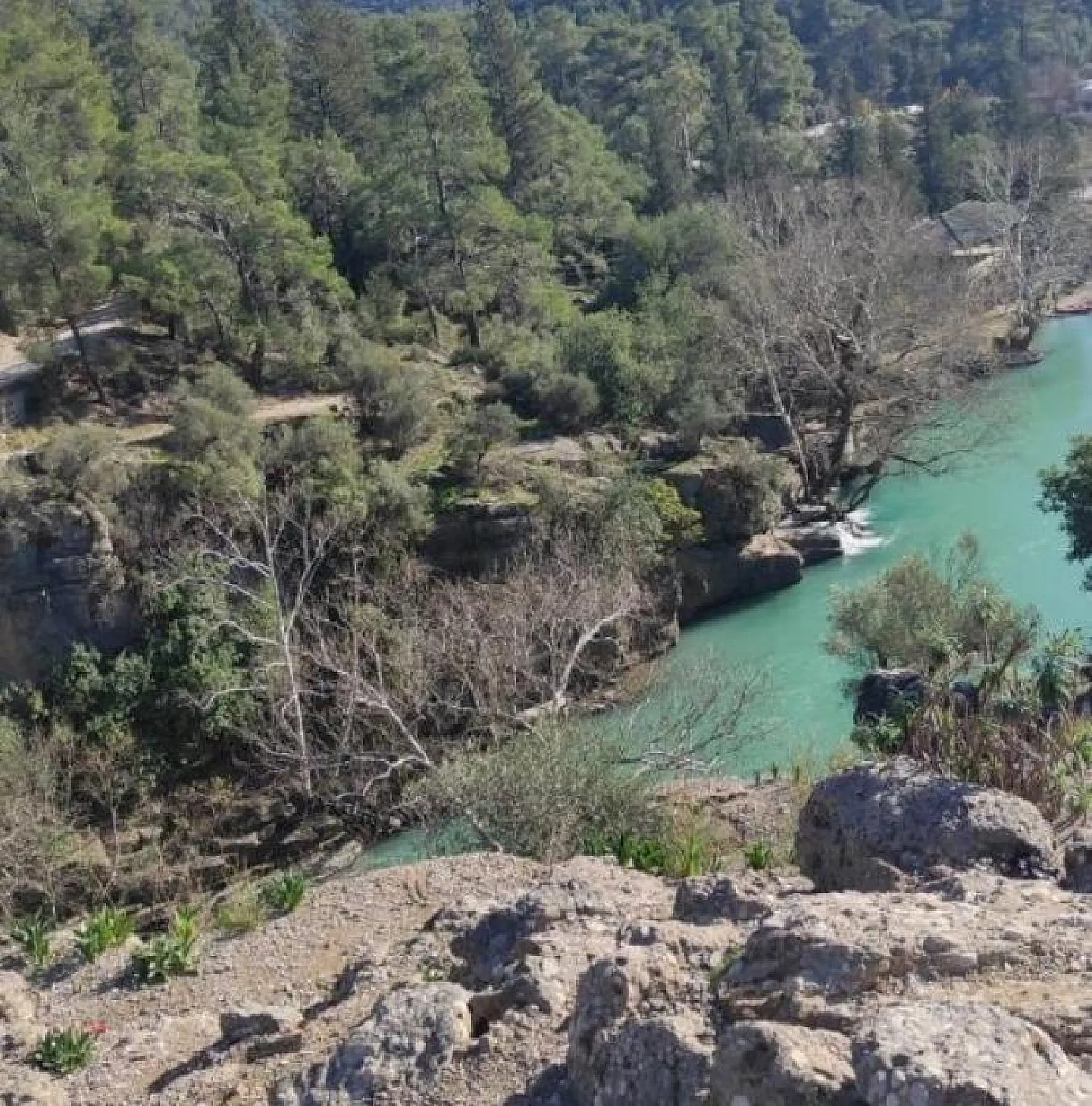 Fotoğraf çekerken 50 metreden aşağı düşüp feci şekilde can verdi