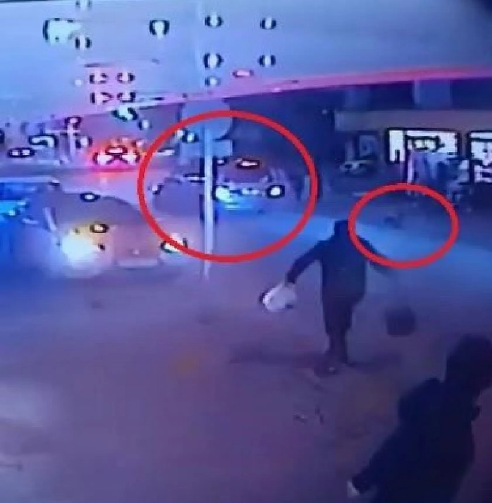 Yola kaçan topunu almak isteyen çocuğa araç çarptı