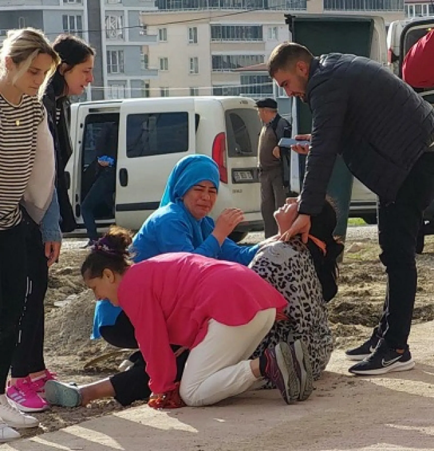 20 metre yükseklikten düşen genç, can verdi