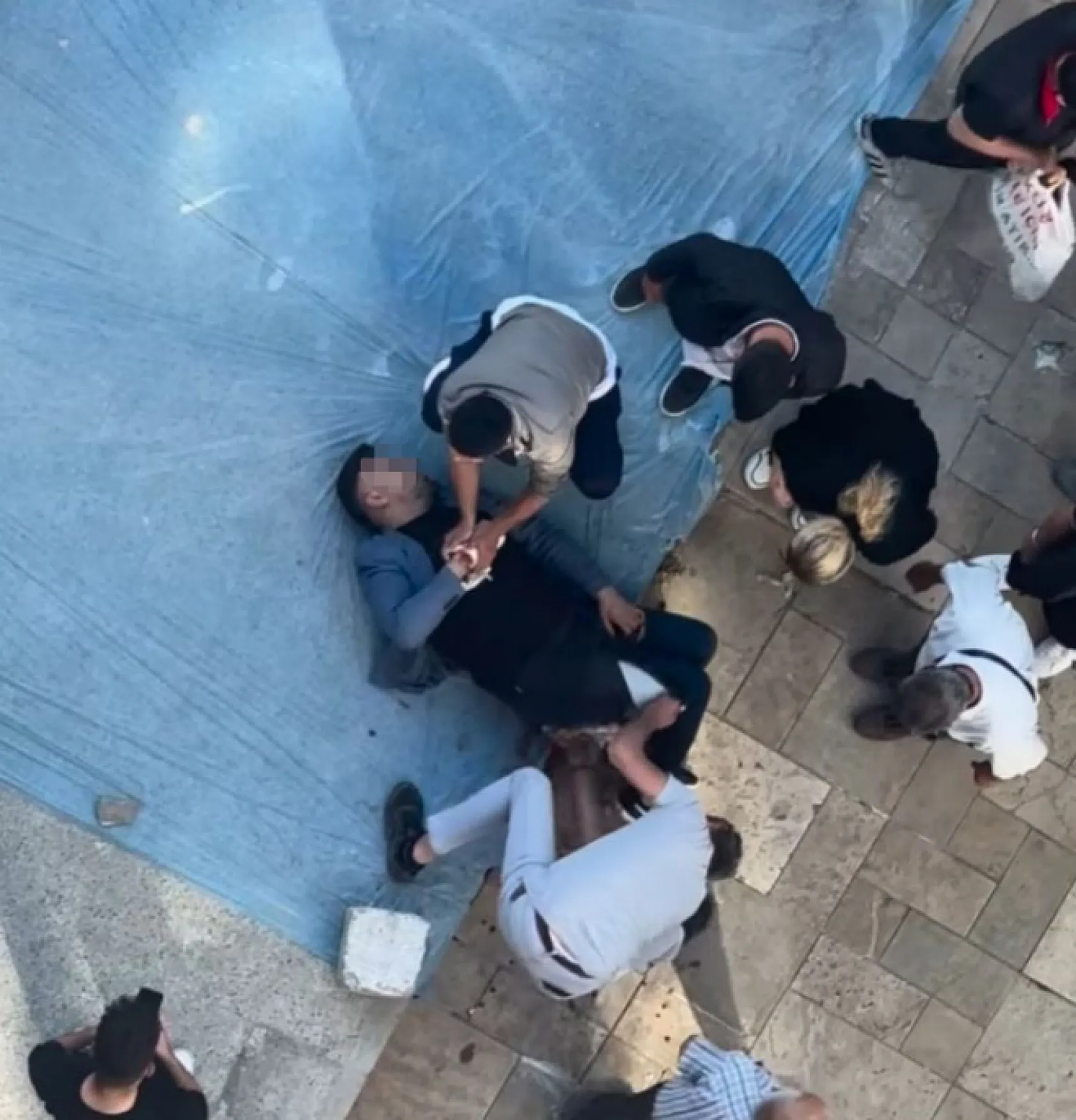 Kendisini silahla vuran şüpheliyi kovalayıp yere yıktı