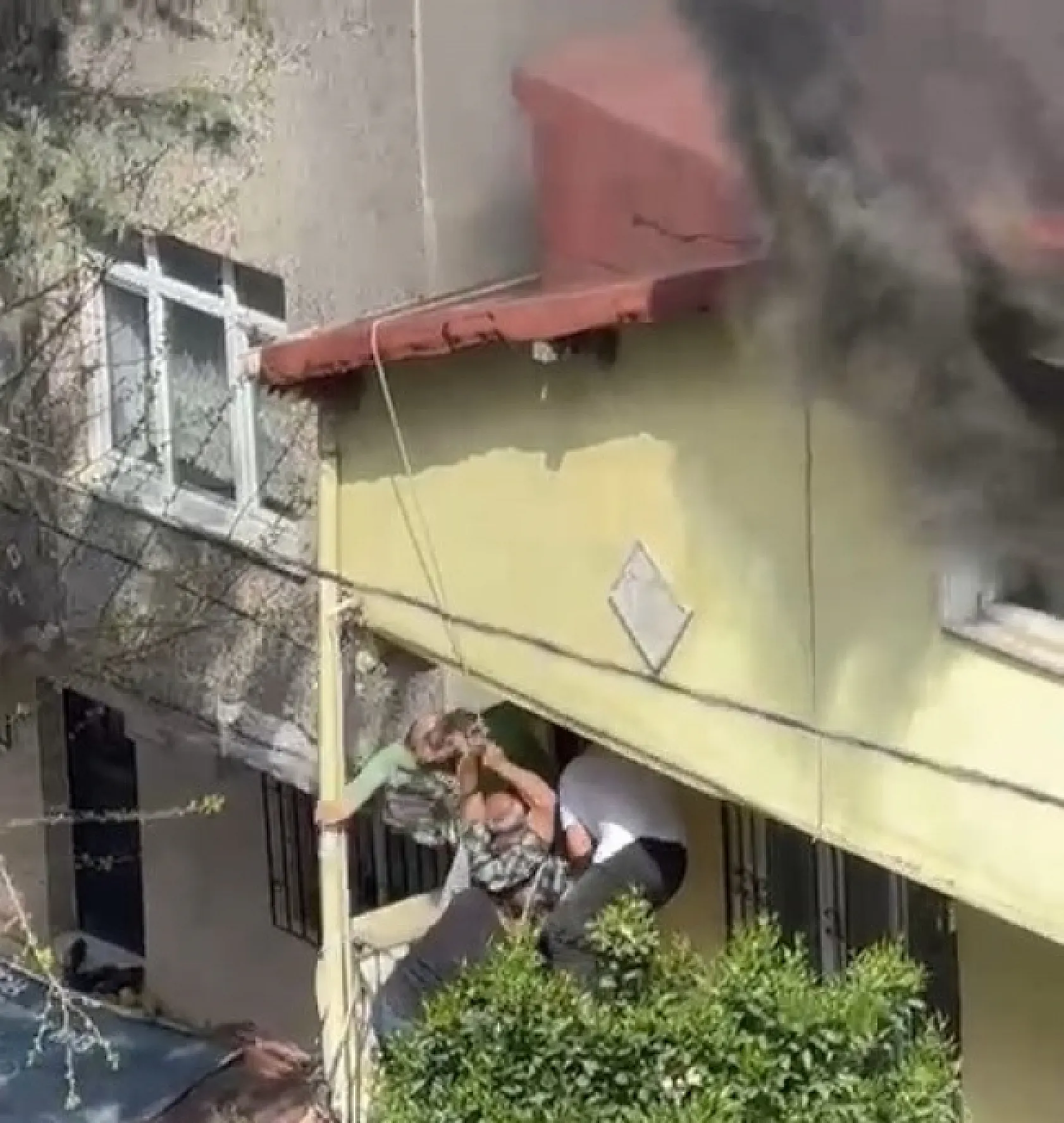 Ev alev alev yandı, evde mahsur kalanlar oldu!