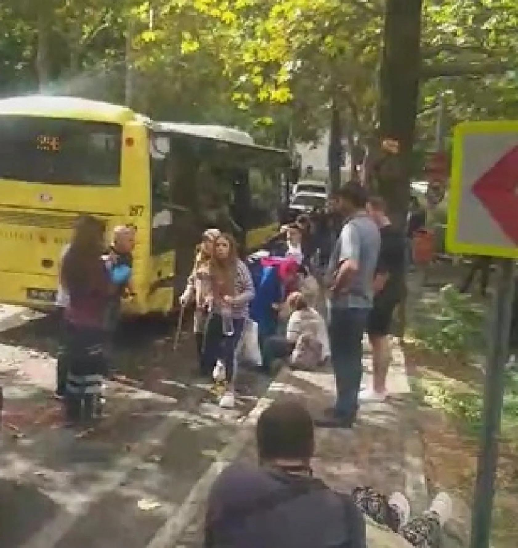 Otobüs kazasında can pazarı Belediye otobüsü ağaca çarptı, yolcu camdan fırladı