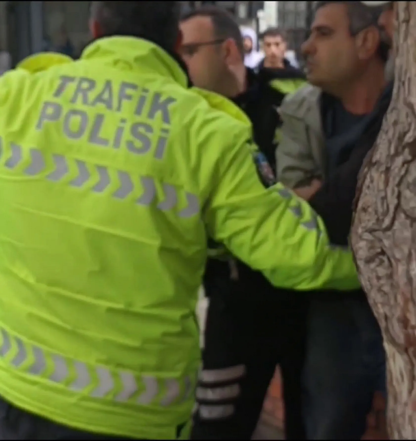 Motosikletinin çekilmesine sinirlendi, polisle yumruk yumruğa kavga etti