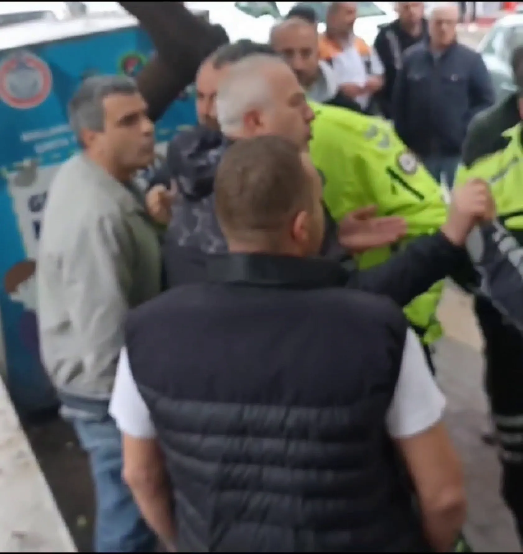 Motosikletinin çekilmesine sinirlendi, polisle yumruk yumruğa kavga etti