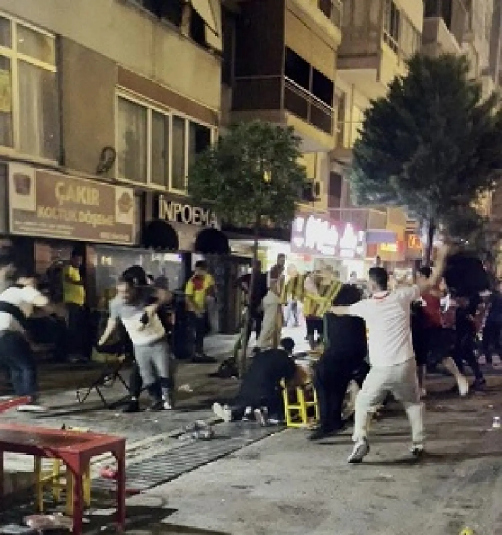 İş yerine sığınan genci taraftarlara vermediler, ortalık savaş alanına döndü