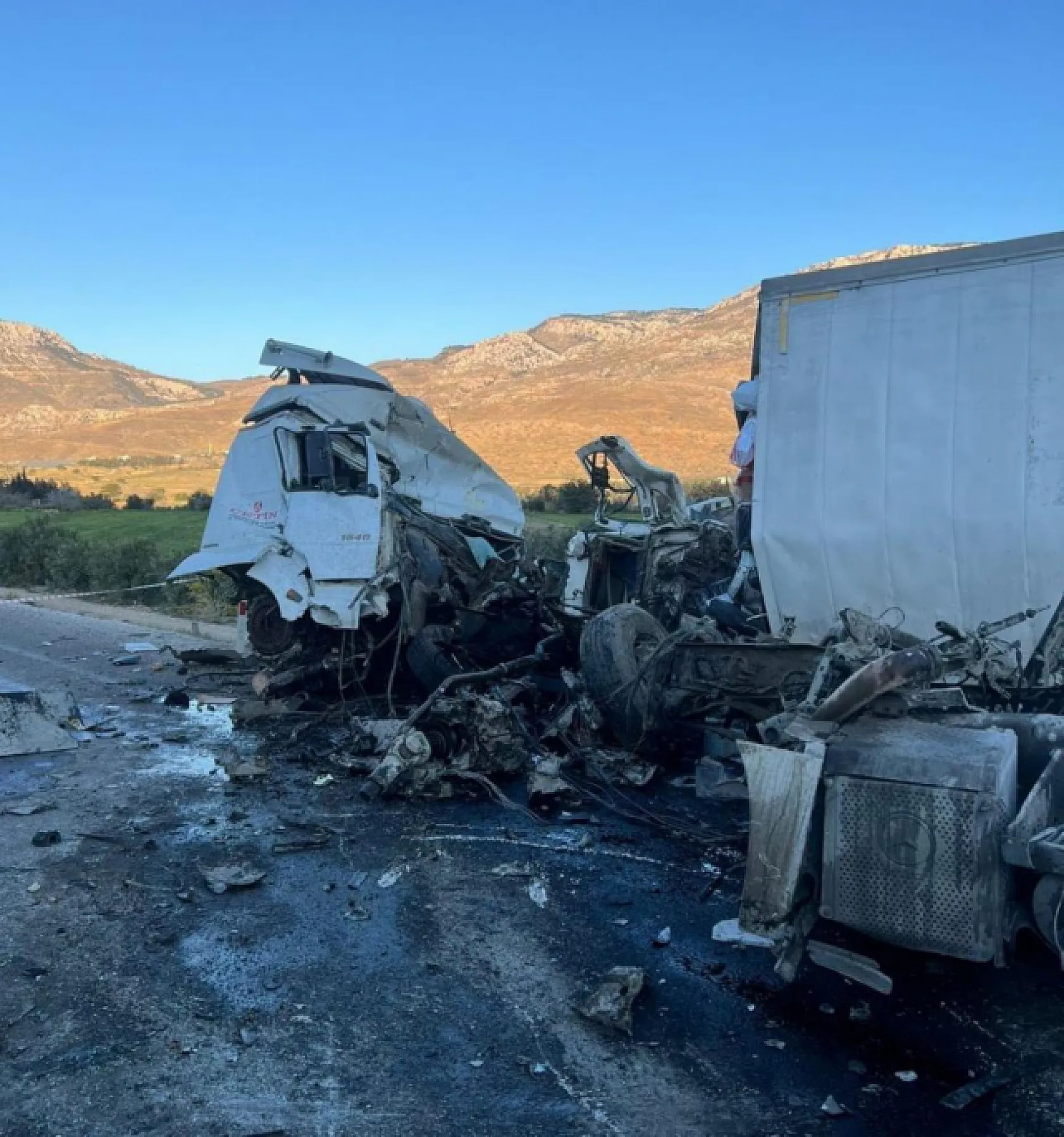 Feci kaza! Karşı şeride geçen tır dehşet saçtı: 1 ölü, 4 yaralı