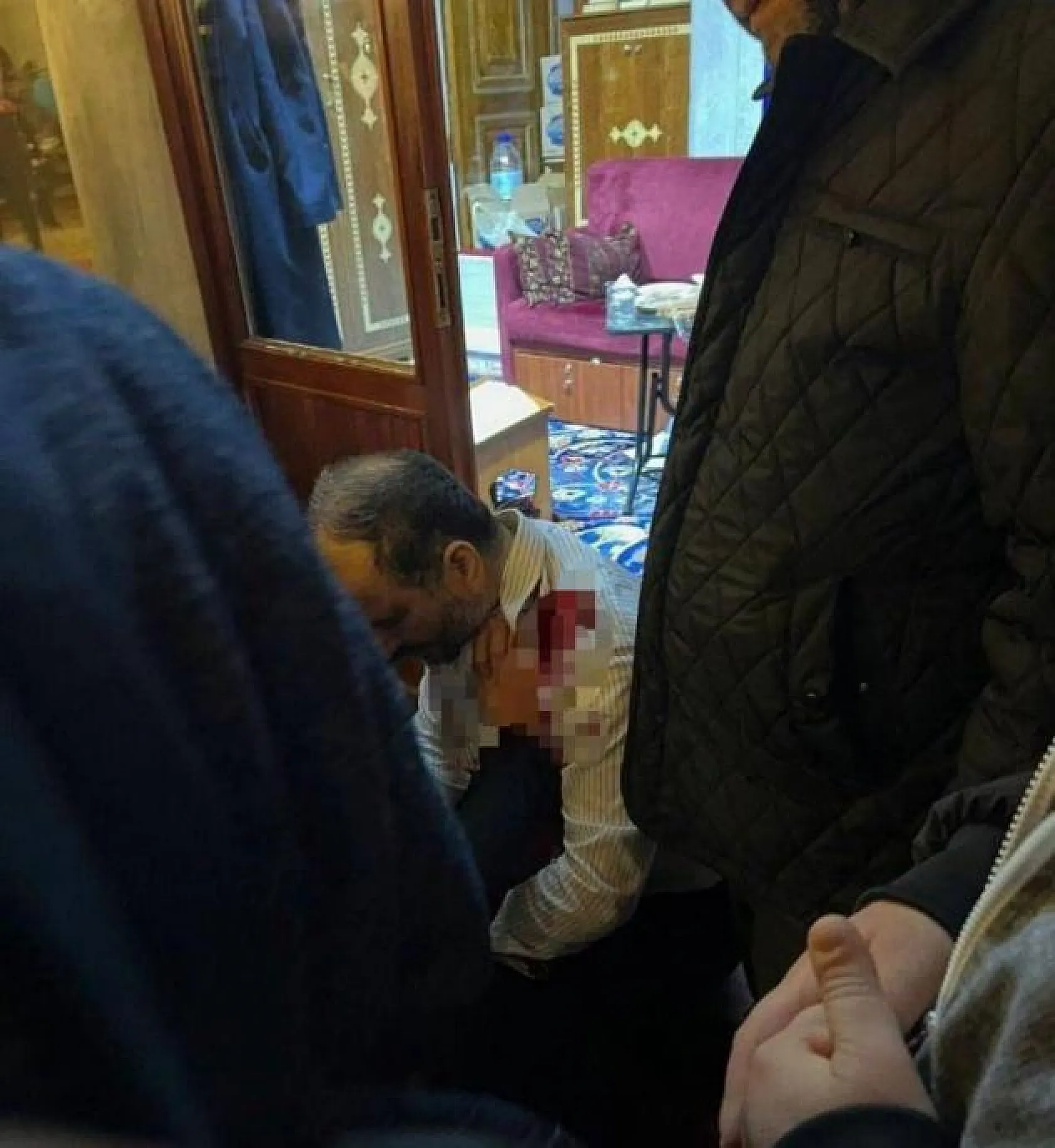 Fatih Camii'nde bıçaklı saldırı: İmam ve bir vatandaşın hayati tehlikesi sürüyor