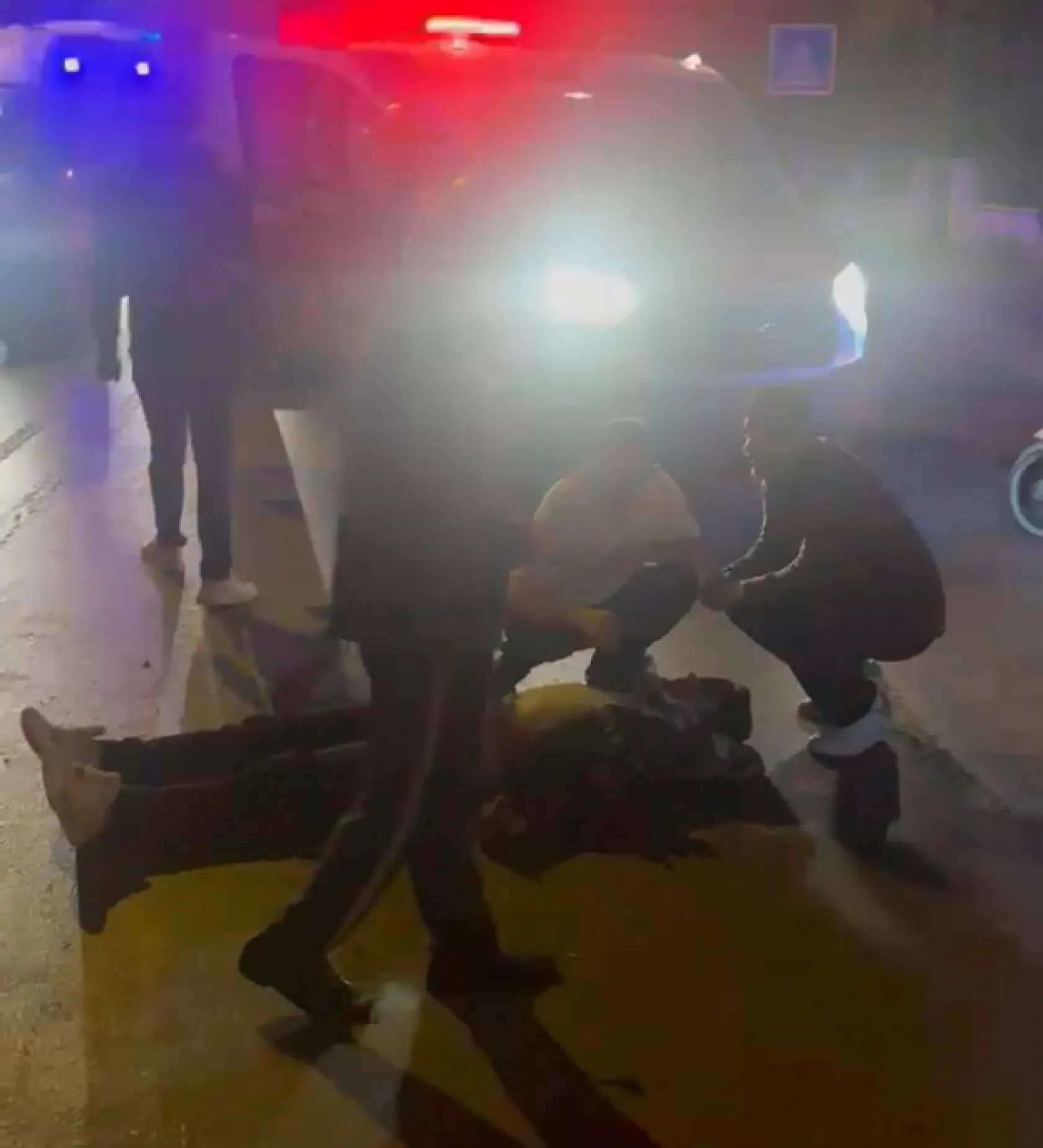 İki araç çarpıştı, biri bahçeye girdi: 9 yaralı