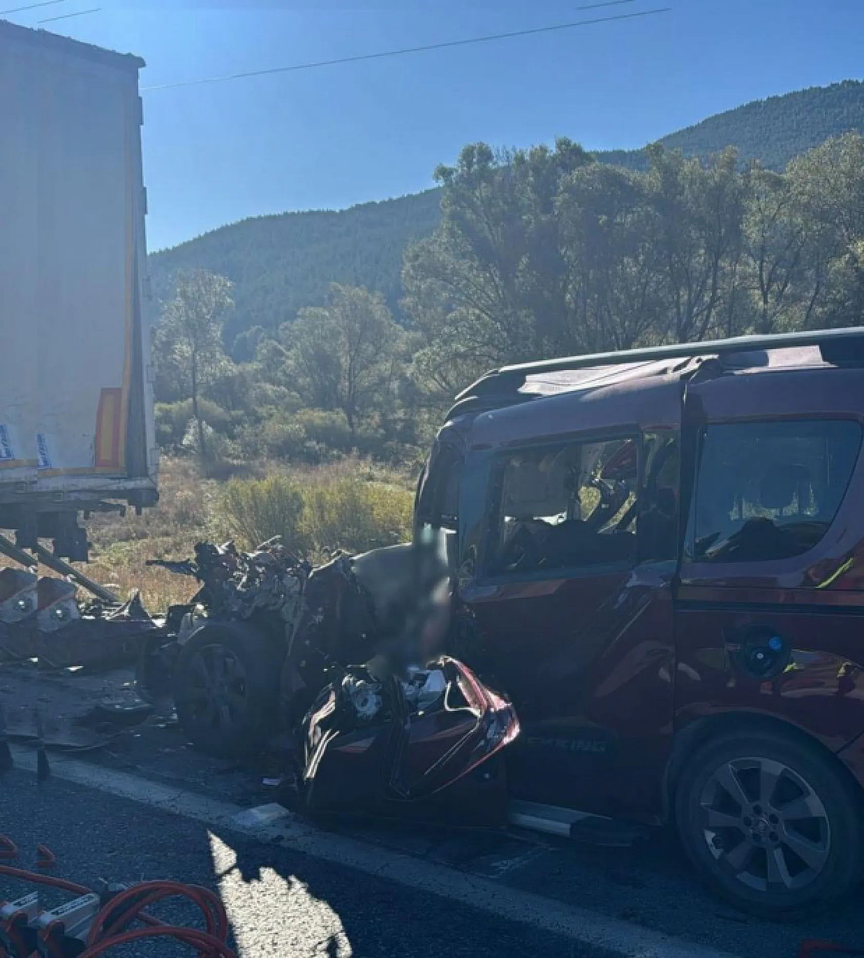 Üniversite kaydı için yola çıkan araç, arıza yapan tıra çarptı: 3 ölü, 2 ağır yaralı