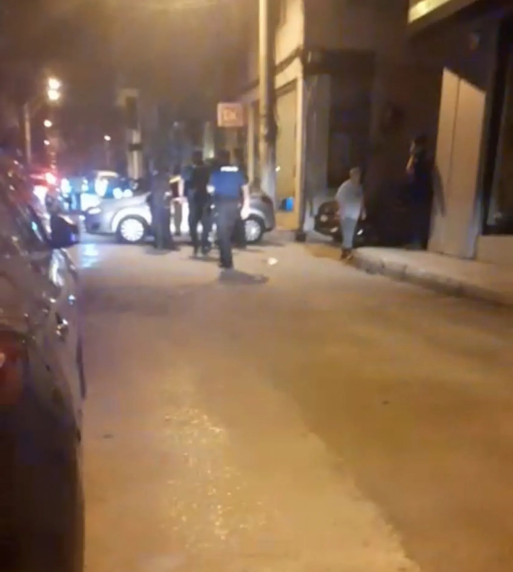 Sokak ortasında film gibi olay: Kaputa asılan kadın araçla birlikte sürüklendi