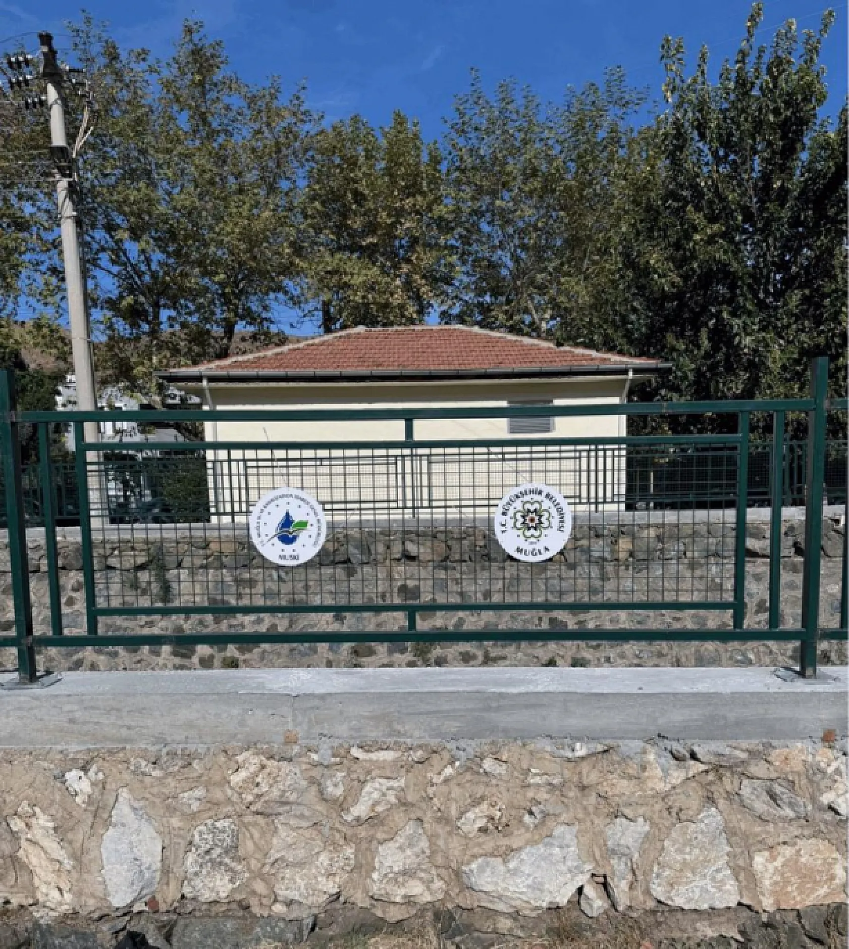 Muğla'da dere kenarlarında korkuluk çalışması