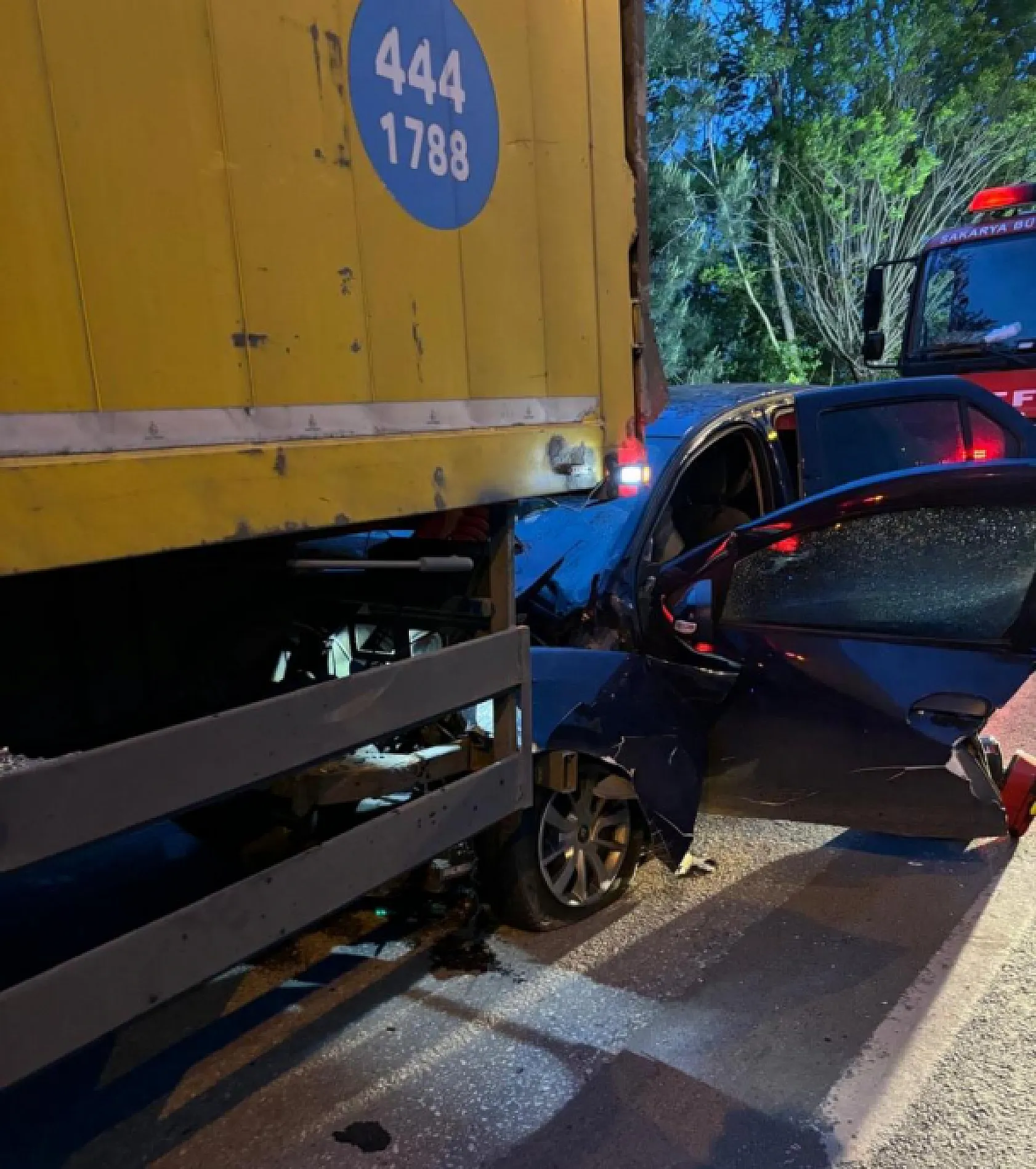 Otomobil, PTT kamyonuna ok gibi saplandı 1 ölü, 2 yaralı