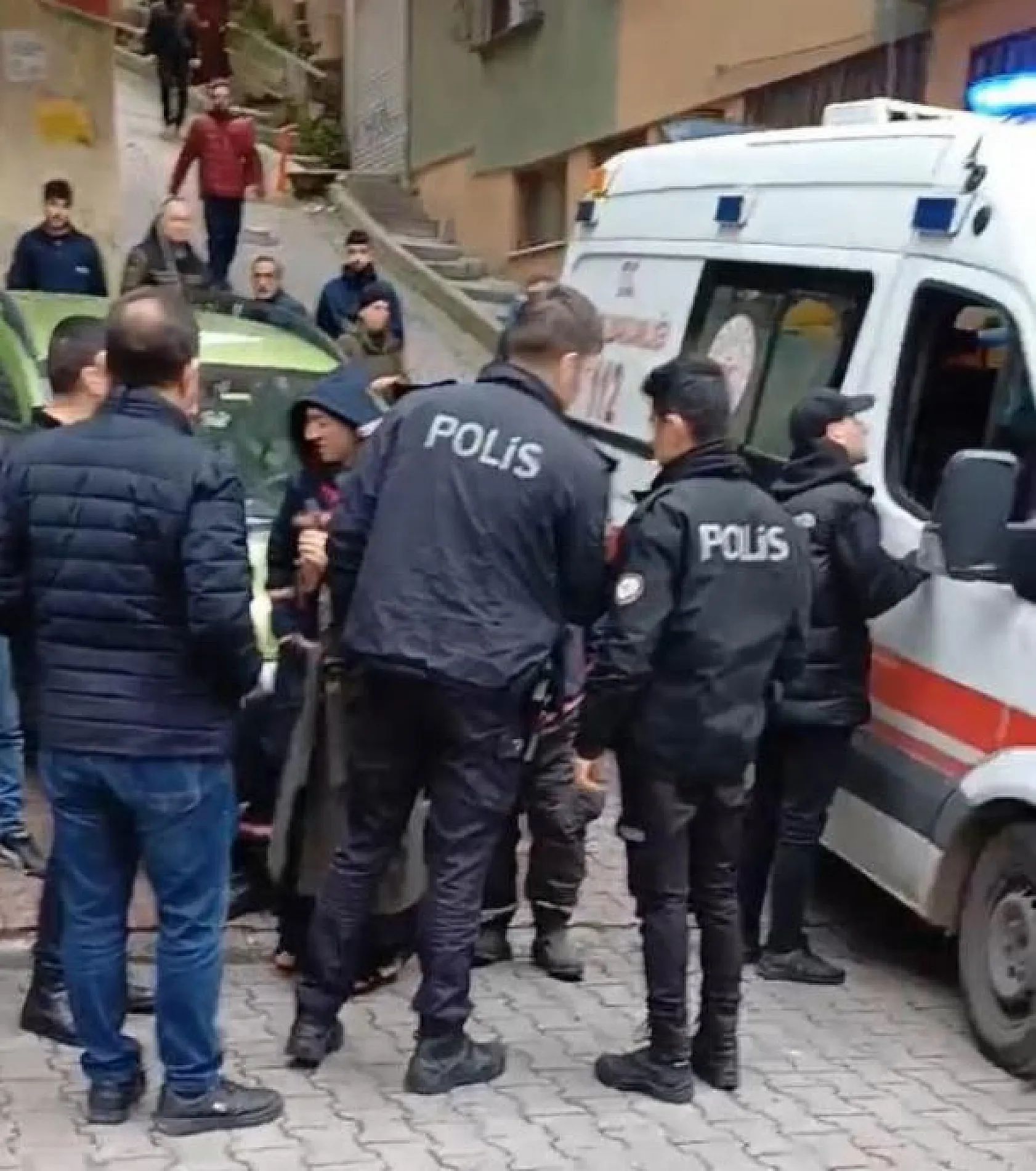 Kız meselesi kavgası kanlı bitti, Arkadaşının başına bıçak sapladı