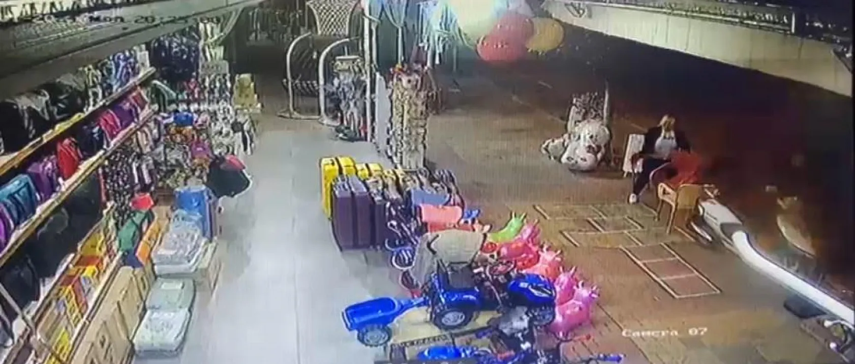 Motosiklet feci şekilde yayalara çarptı, 1 kişi öldü