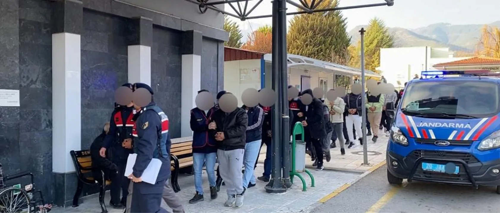 Üreticilere 2 milyon liralık cevizin parasını ödemeyen şüpheliler alkışlarla adliyeye sevk edildi