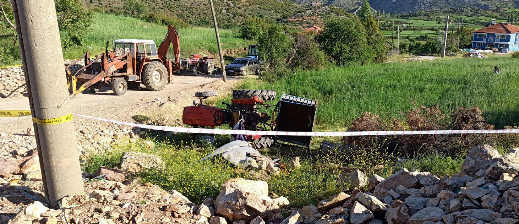 Devrilen traktörün altında kalan 11 yaşındaki çocuk öldü, 4 kişi yaralandı