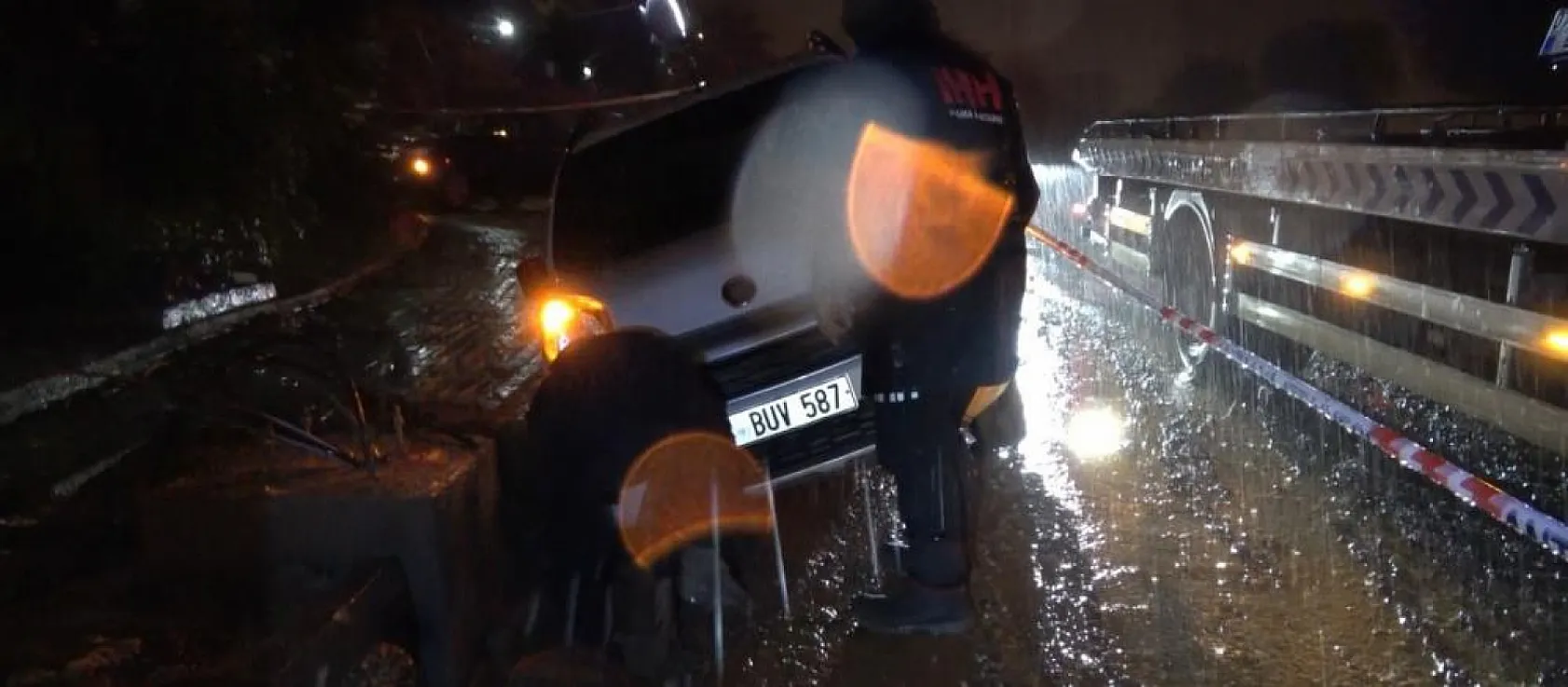 Yağmur, yolu yuttu 3 araç çukurda mahsur kaldı