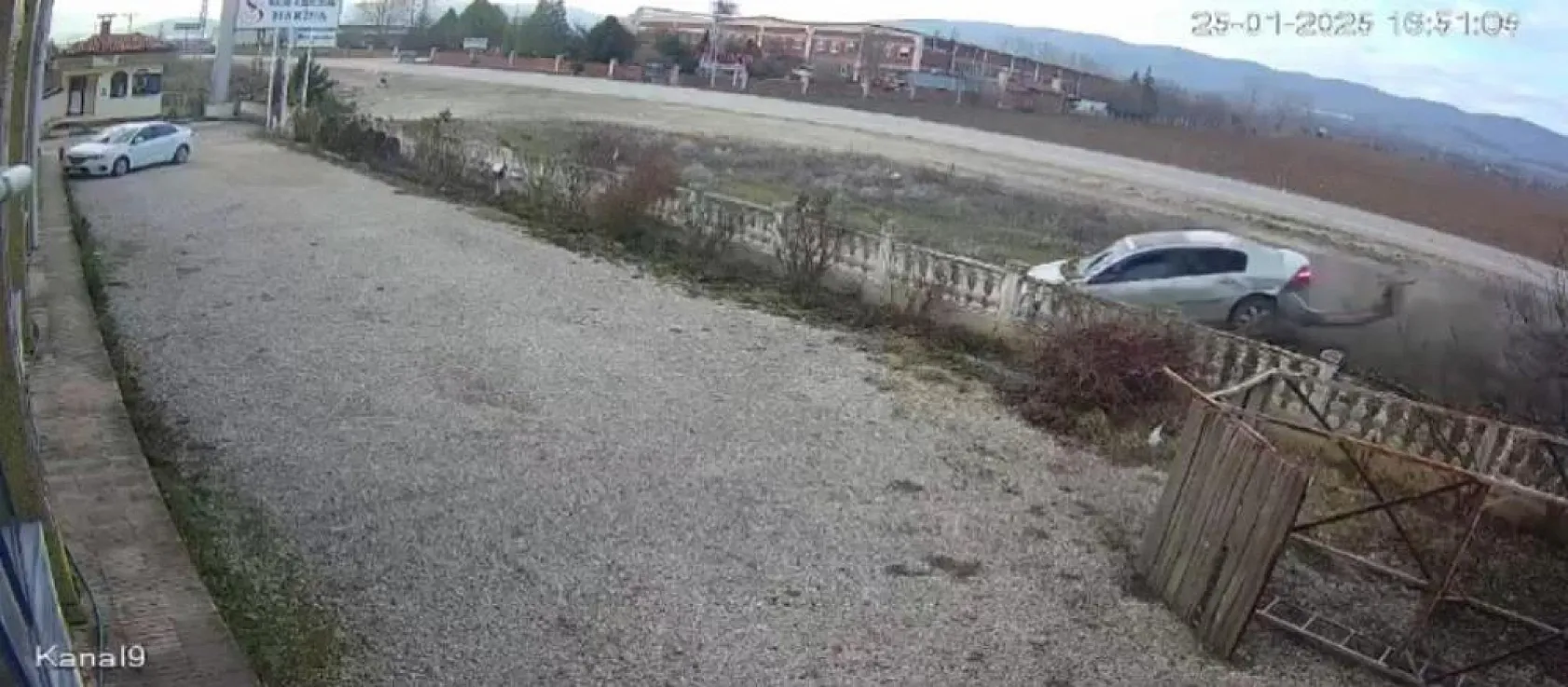 Direksiyon hakimiyetini kaybeden sürücü 3 saniyede ölüme gitti