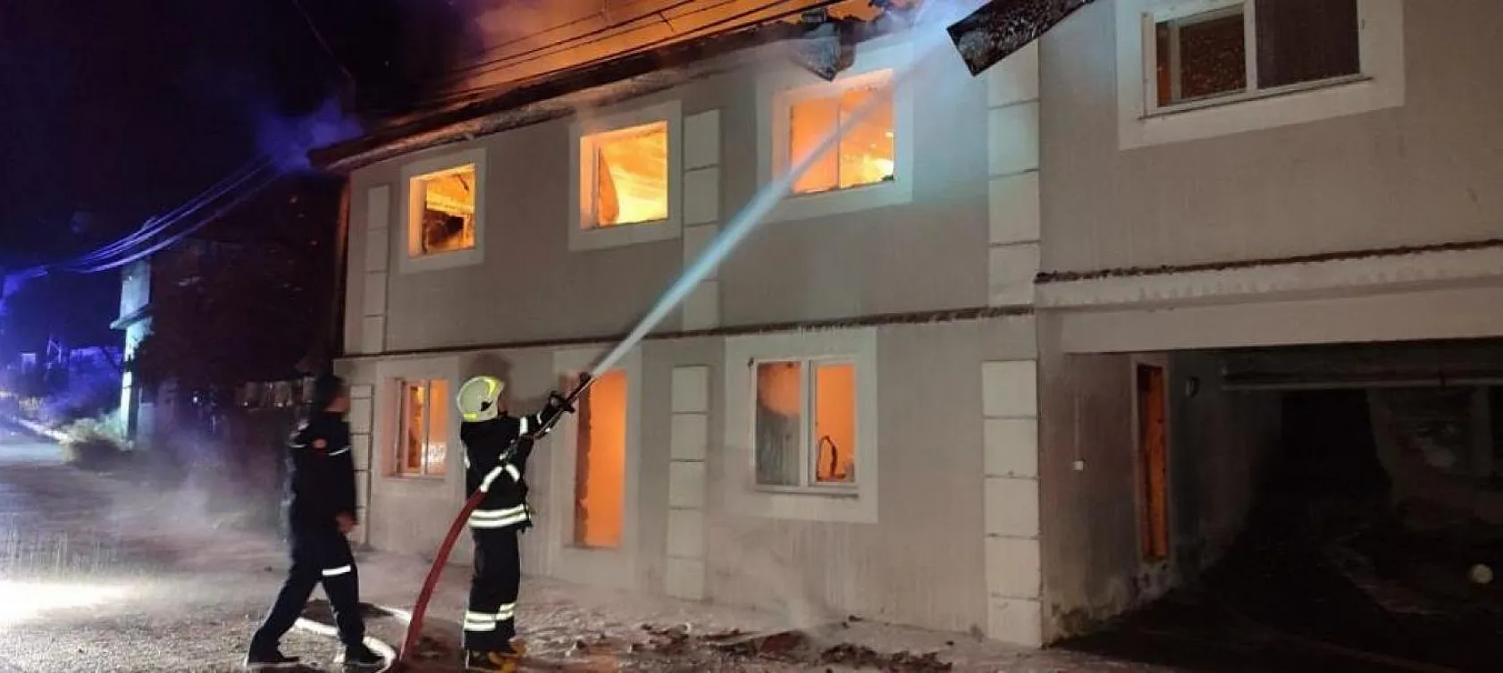 Yangında iki katlı ev küle döndü
