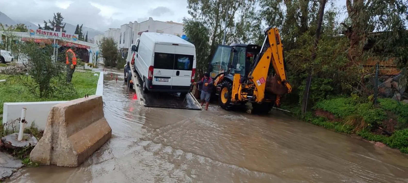 Bodrum'da dere yatağında mahsur kalan iki araç belediye ekipleri tarafından kurtarıldı