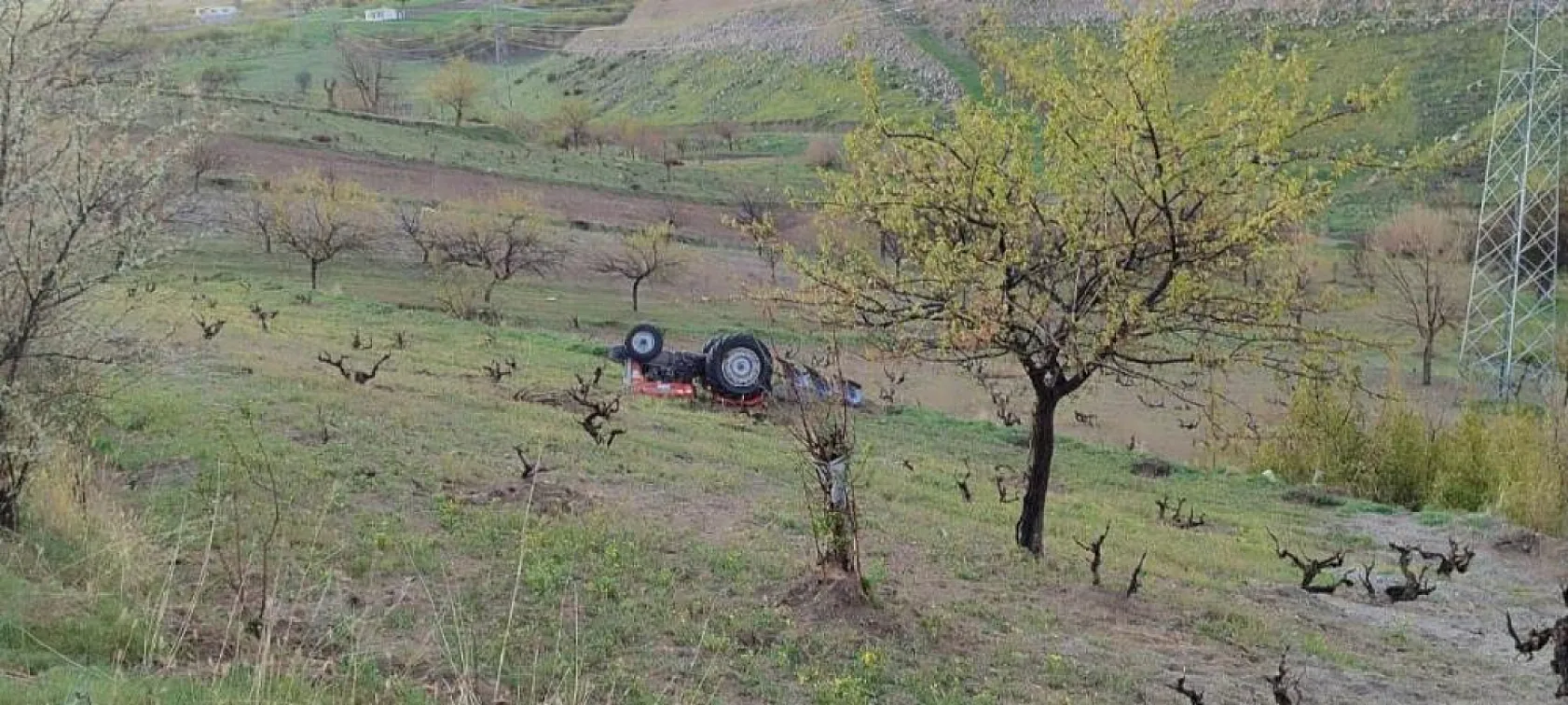 Traktörün altında kalan sürücü hayatını kaybetti