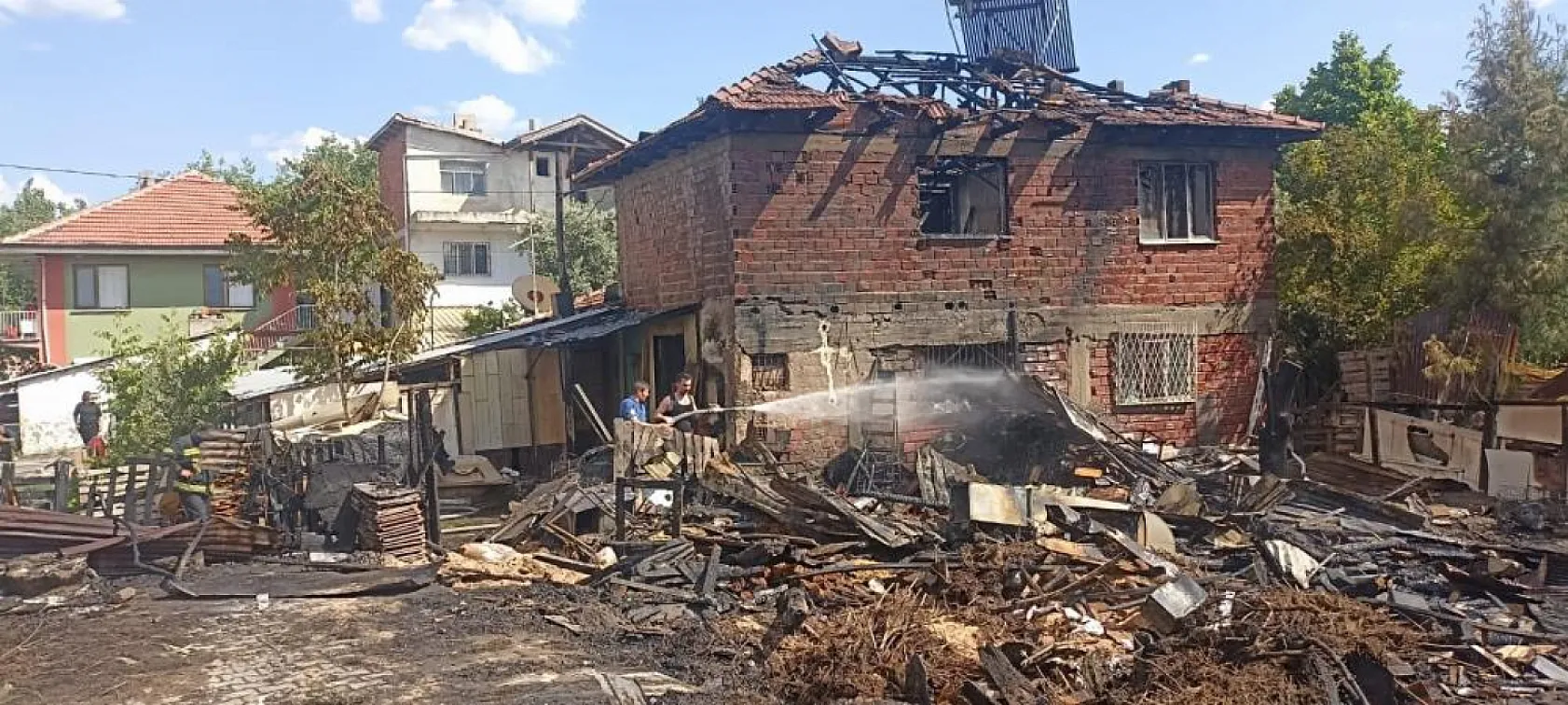 Tutuşan perde onca yıllık emeklerini küle çevirdi