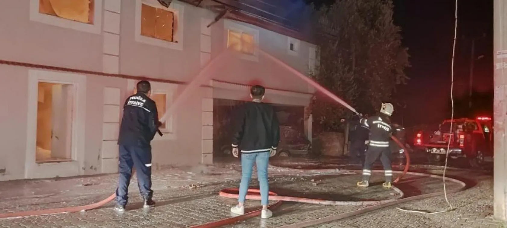 Yangında iki katlı ev küle döndü