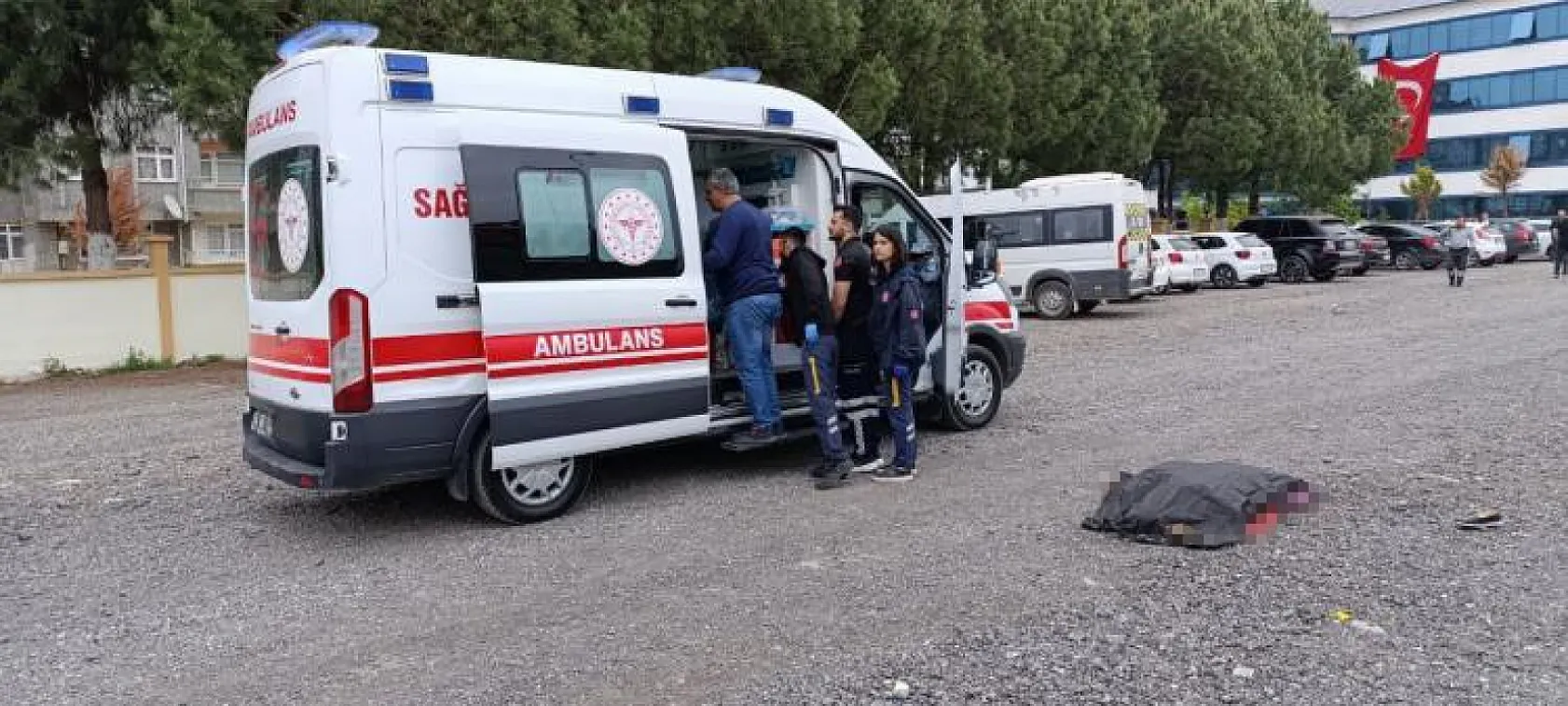 Otomobilin çarptığı kadın hayatını kaybetti