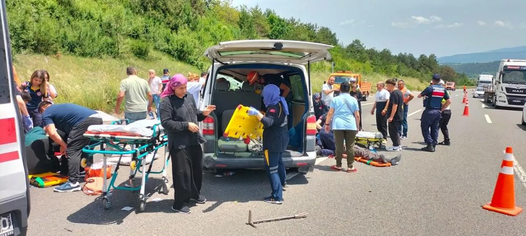 TEM'de minibüs takla attı: 1 ölü, 10 yaralı