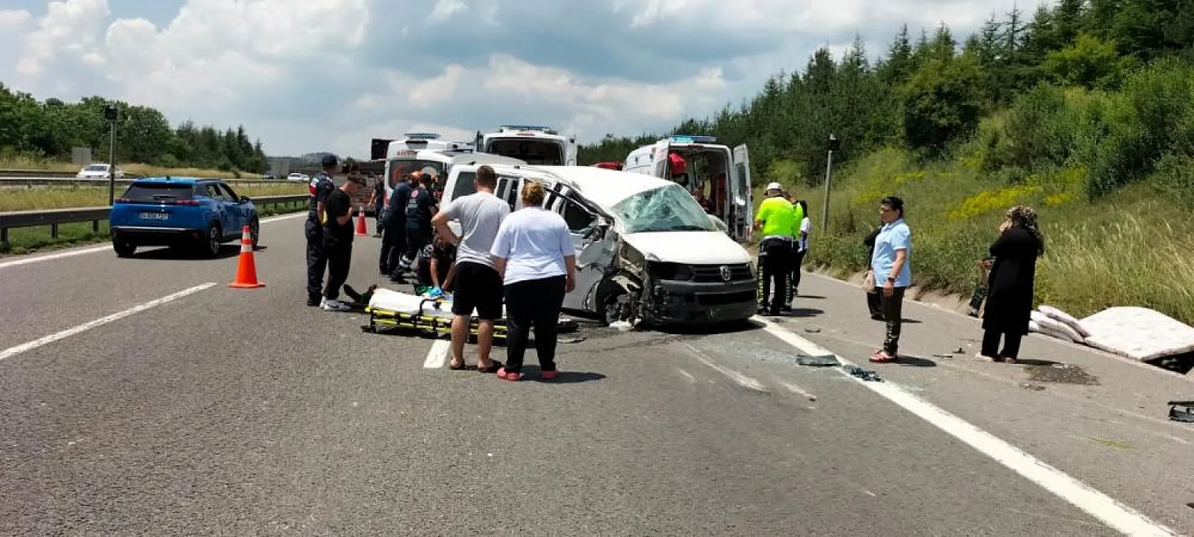 TEM'de minibüs takla attı: 1 ölü, 10 yaralı