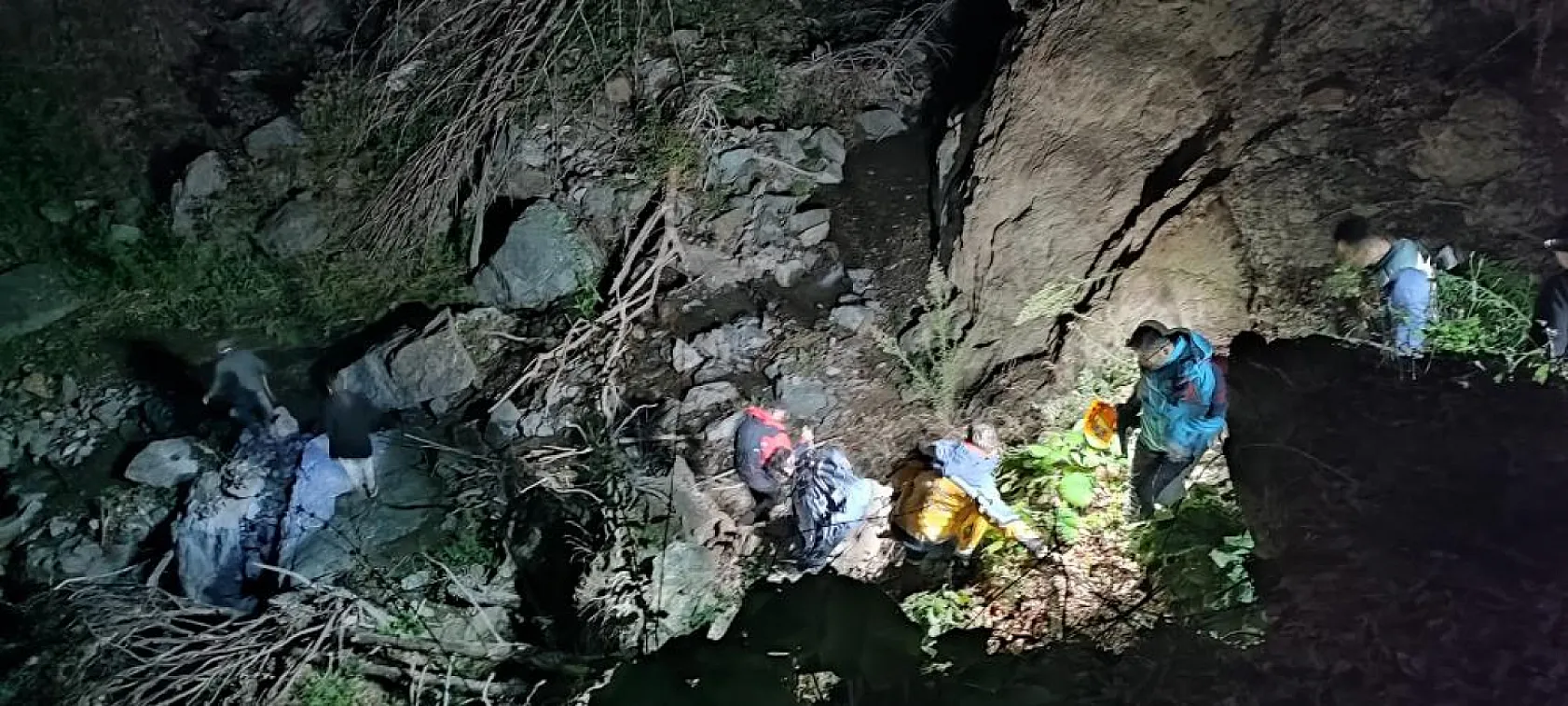Maden ararken mahsur kalan madenciler 19 saat sonra helikopterle kurtarıldı