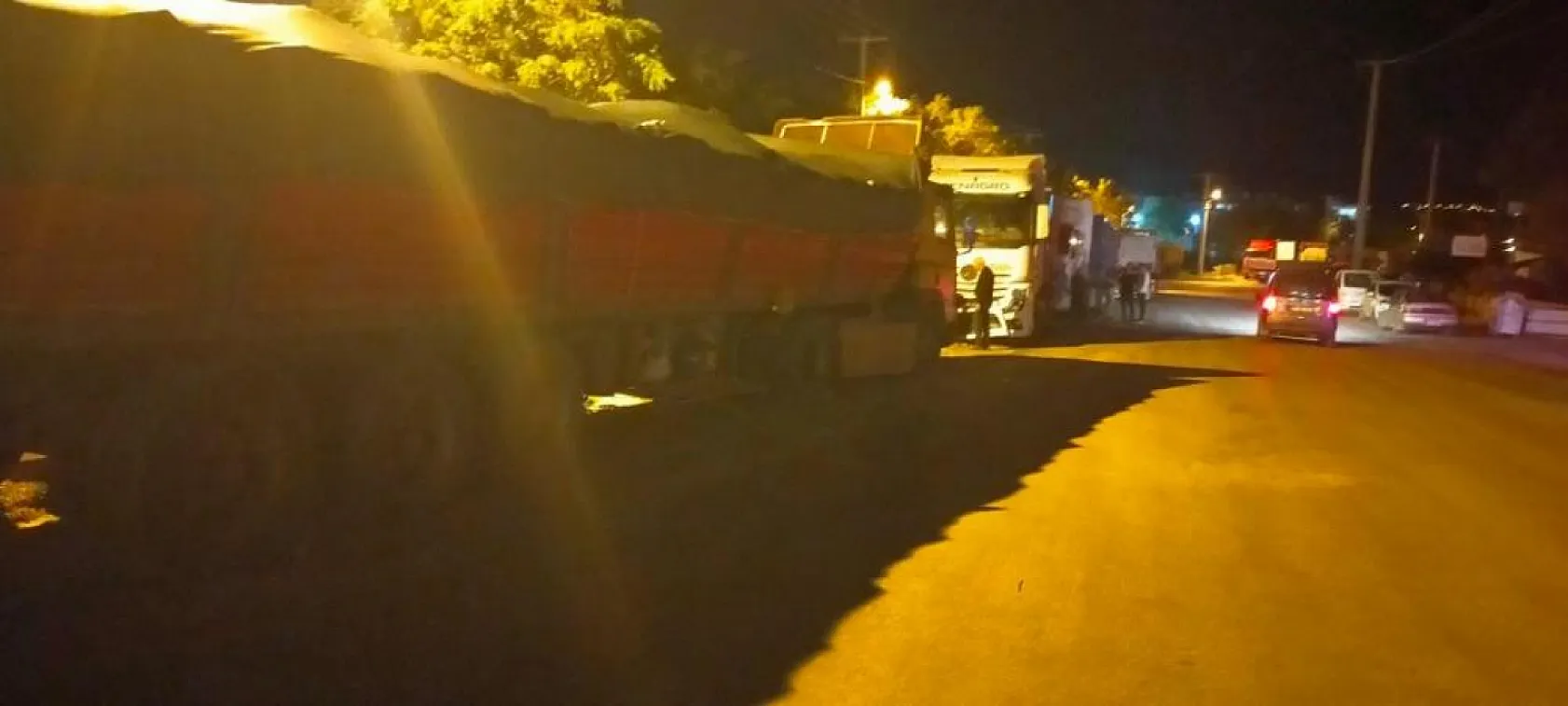Park halindeyken freni boşalan tır 5 araca çarptı: 1 yaralı