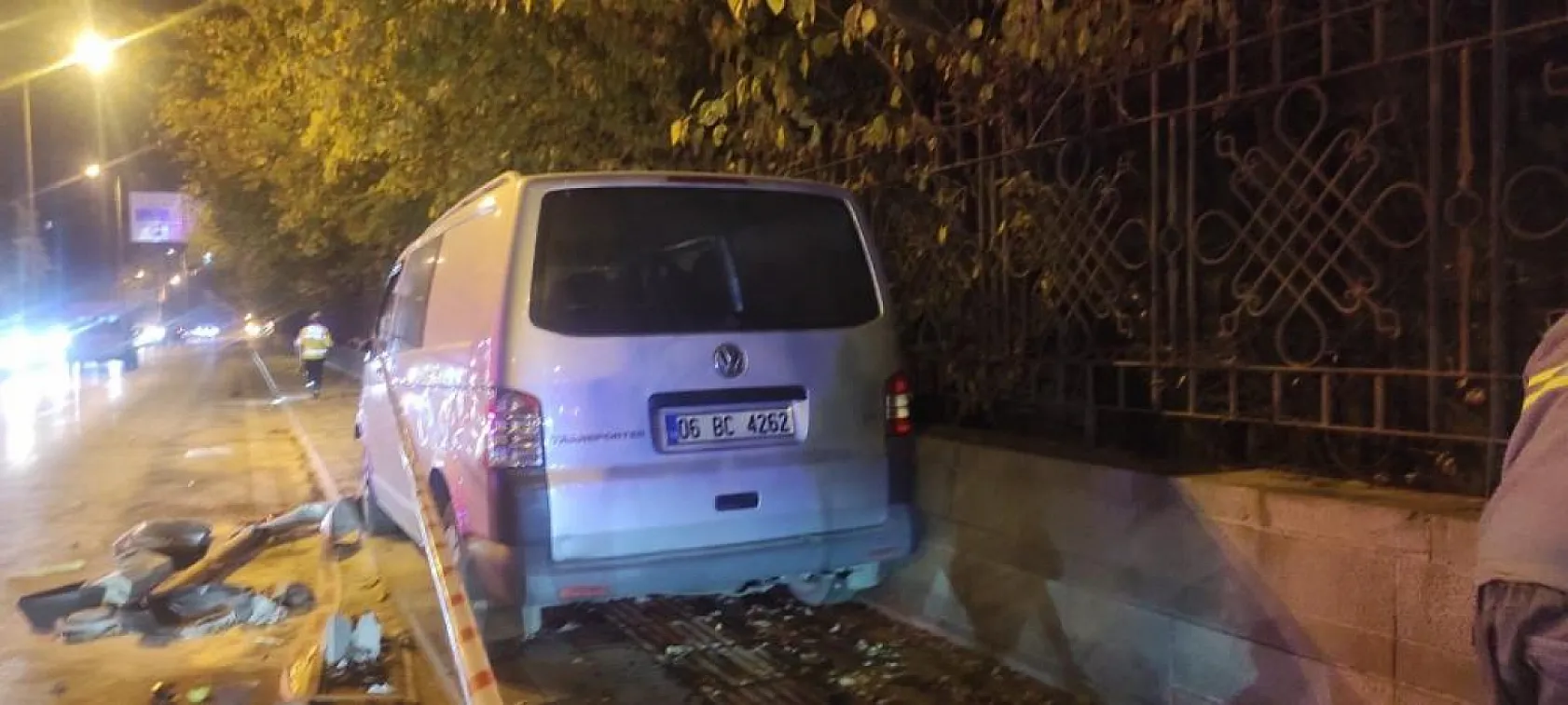 Panelvan araç kırmızı ışıkta bekleyen araçların arasında daldı: 1 ölü, 1 ağır yaralı
