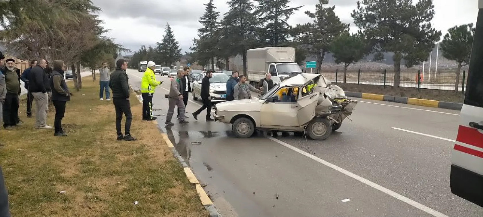 Kamyonet otomobile çarptı: 1 ölü
