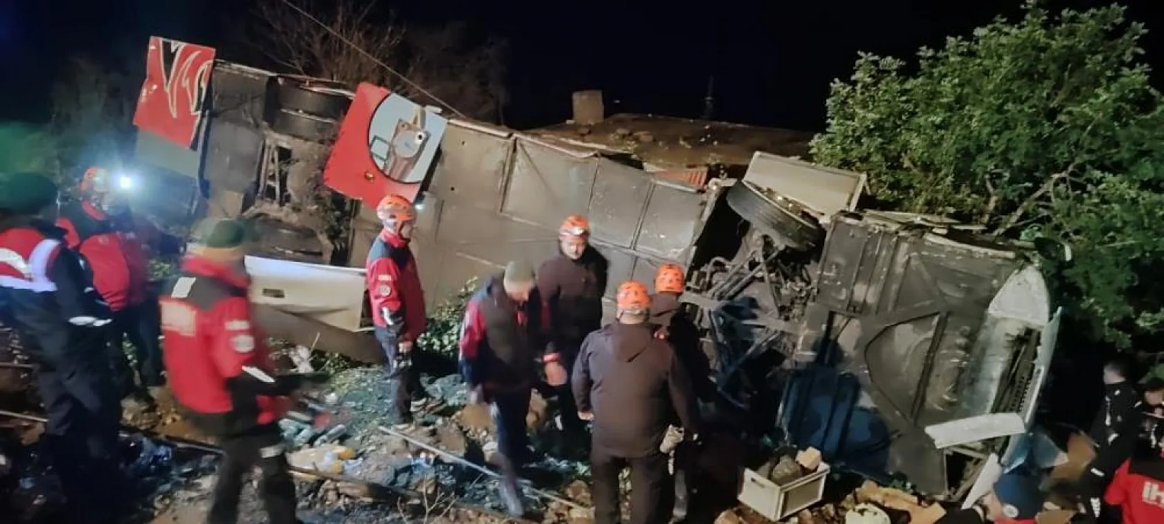 Antalya'da yolcu otobüsü şarampole uçtu: 10'u ağır 33 yaralı